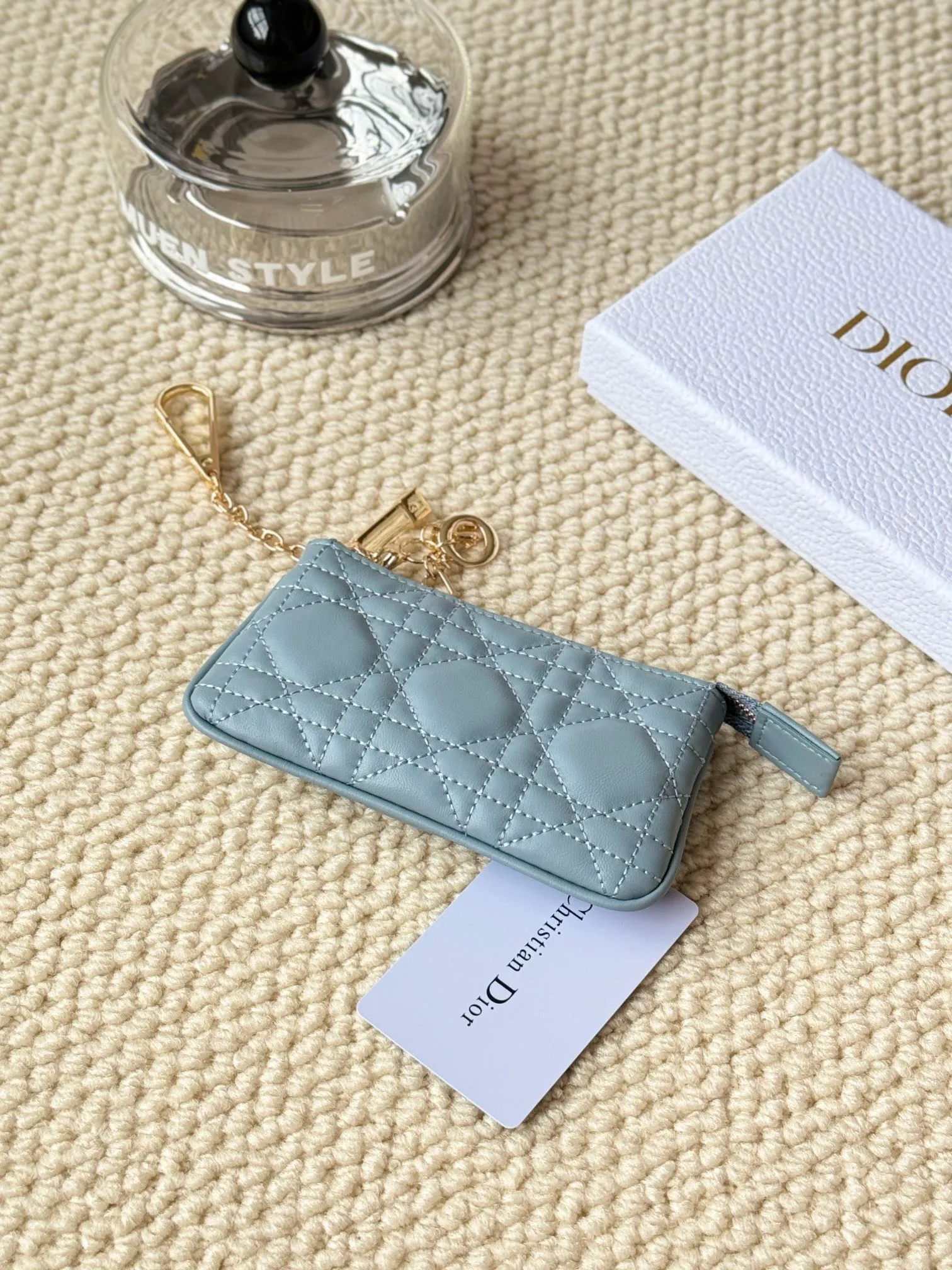 💰150 lambskin makes a zippered coin purse and key bag. Small, cute and mini. Size: 14.5*7.6cm Model: S0972UWHC_M30G This Dior Caro card holder is elegant and practical. Made of soft lambskin, carefully crafted and decorated with cannage pattern topstitching. Coin purse and key case 🔑 Compact and practical, unique and can store various daily necessities, suitable for various occasions.