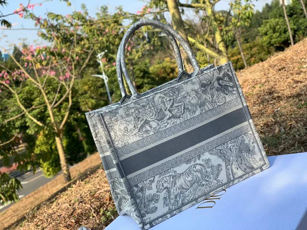 Top upgraded version 💰1500 Size 36.5 x 28 x 17.5 cm Small size Out of stock at counters! Really, this is a beautiful bag that so many people are clamoring for in the circle of friends even without the above picture! One of my recent highlights, the quality is really perfect! Impeccable workmanship! I really like the aura when he wears it on his back. No other bag has this iconic upper body effect! Non-original fabrics are not produced by the manufacturer, and those who understand us will understand! Just carry it to the counter in a calm manner!
