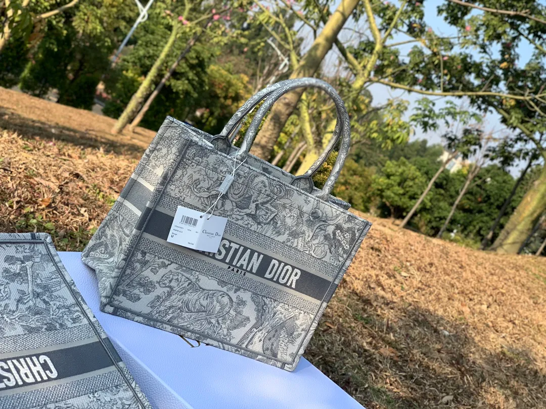 Top upgraded version 💰1500 Size 36.5 x 28 x 17.5 cm Small size Out of stock at counters! Really, this is a beautiful bag that so many people are clamoring for in the circle of friends even without the above picture! One of my recent highlights, the quality is really perfect! Impeccable workmanship! I really like the aura when he wears it on his back. No other bag has this iconic upper body effect! Non-original fabrics are not produced by the manufacturer, and those who understand us will understand! Just carry it to the counter in a calm manner!