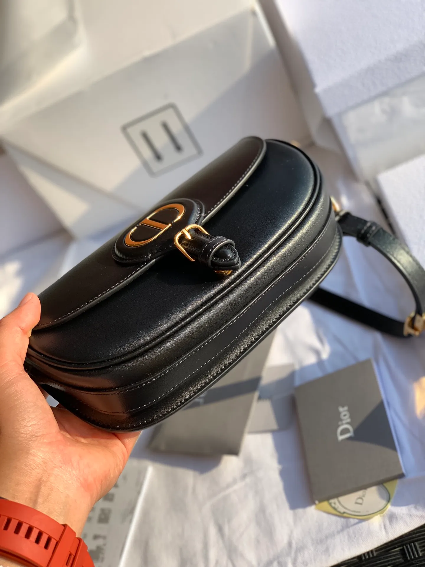 ❗️❗️❗️Free shipping with SF Express for year-end events❗️❗️❗️💰1560 Size: 22 x 13 x 5 CM Black When I saw the real thing, I was fascinated for a second! After looking at Weibo and the official website, I realized that this bag is the latest flagship product of the D family. Using the word "treasure" to describe this bag is our best understanding of it! The texture and design are truly excellent! The leather, texture, and craftsmanship are all priced at RMB 2,000 to RMB 3,000 when sold outside, through overseas import channels! The counters are what they are, and any comparison is supported!