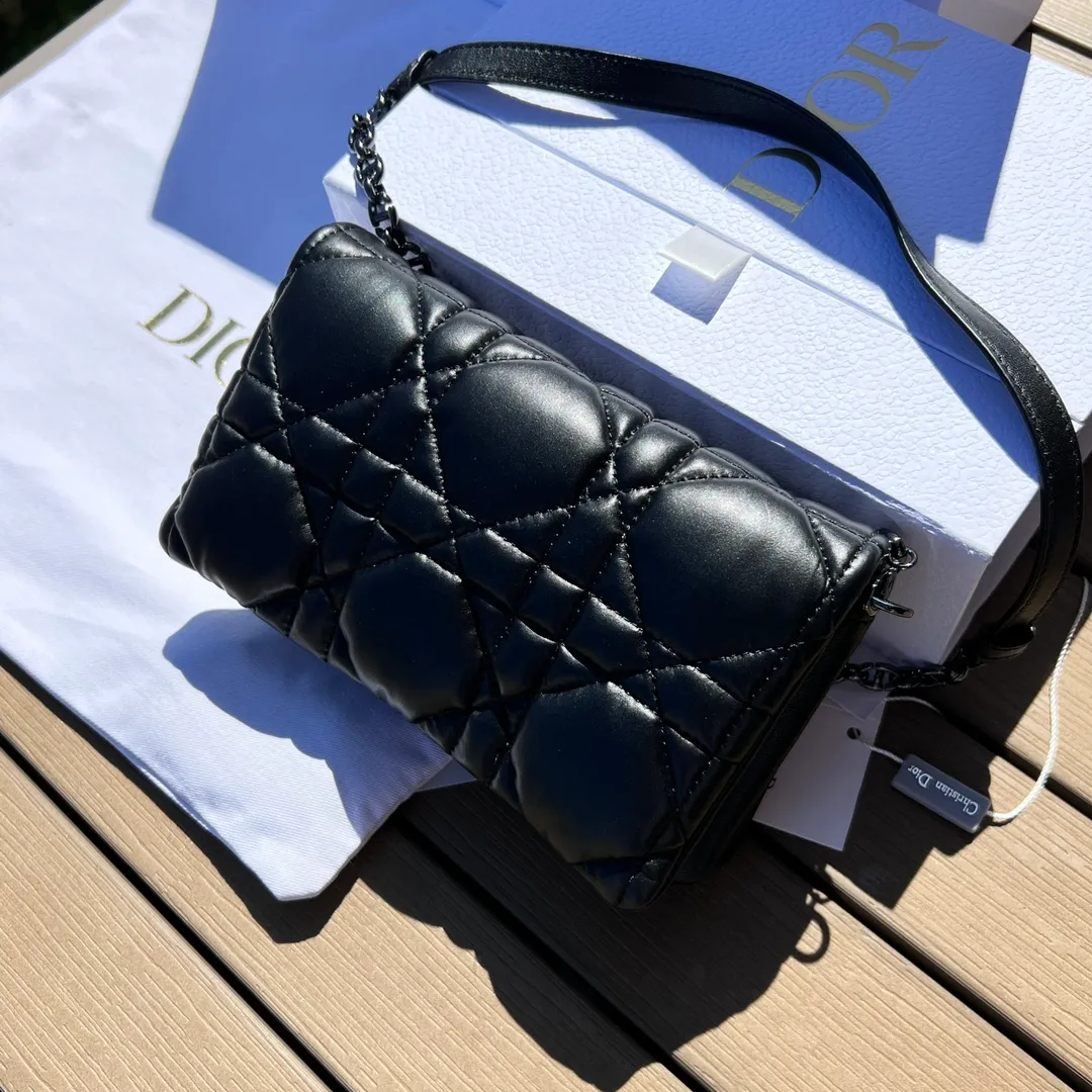Top upgraded version 💰1760 Size: 19.5×11×6.5cm Dior’s overseas channel resources exclusively offer Caro chain handbags ❗️This season’s new Dior Caro chain handbags demonstrate the spirit of dior’s haute couture with practical design. Crafted from cream-black cow leather, it's decorated with a distinctive oversized cannage pattern with a quilted effect. The flap is embellished with an antique gold-finish metal "CD" logo, and interior compartments hold a variety of daily essentials. The detachable leather and CD link shoulder strap can be wrapped around the flap, and the detachable chain-stitched leather shoulder strap makes it easy to carry by hand, shoulder or cross-body, making it an ideal everyday piece.