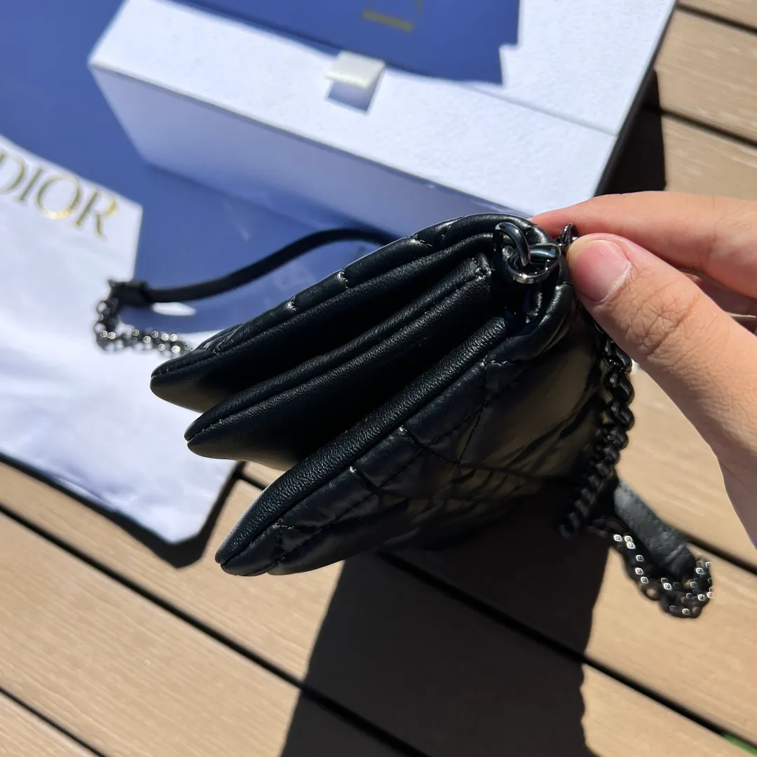 Top upgraded version 💰1760 Size: 19.5×11×6.5cm Dior’s overseas channel resources exclusively offer Caro chain handbags ❗️This season’s new Dior Caro chain handbags demonstrate the spirit of dior’s haute couture with practical design. Crafted from cream-black cow leather, it's decorated with a distinctive oversized cannage pattern with a quilted effect. The flap is embellished with an antique gold-finish metal "CD" logo, and interior compartments hold a variety of daily essentials. The detachable leather and CD link shoulder strap can be wrapped around the flap, and the detachable chain-stitched leather shoulder strap makes it easy to carry by hand, shoulder or cross-body, making it an ideal everyday piece.