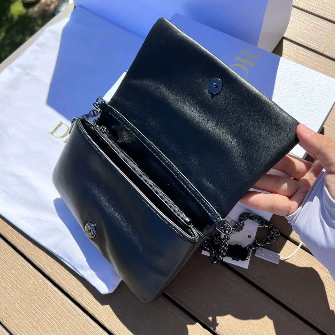 Top upgraded version 💰1760 Size: 19.5×11×6.5cm Dior’s overseas channel resources exclusively offer Caro chain handbags ❗️This season’s new Dior Caro chain handbags demonstrate the spirit of dior’s haute couture with practical design. Crafted from cream-black cow leather, it's decorated with a distinctive oversized cannage pattern with a quilted effect. The flap is embellished with an antique gold-finish metal "CD" logo, and interior compartments hold a variety of daily essentials. The detachable leather and CD link shoulder strap can be wrapped around the flap, and the detachable chain-stitched leather shoulder strap makes it easy to carry by hand, shoulder or cross-body, making it an ideal everyday piece.