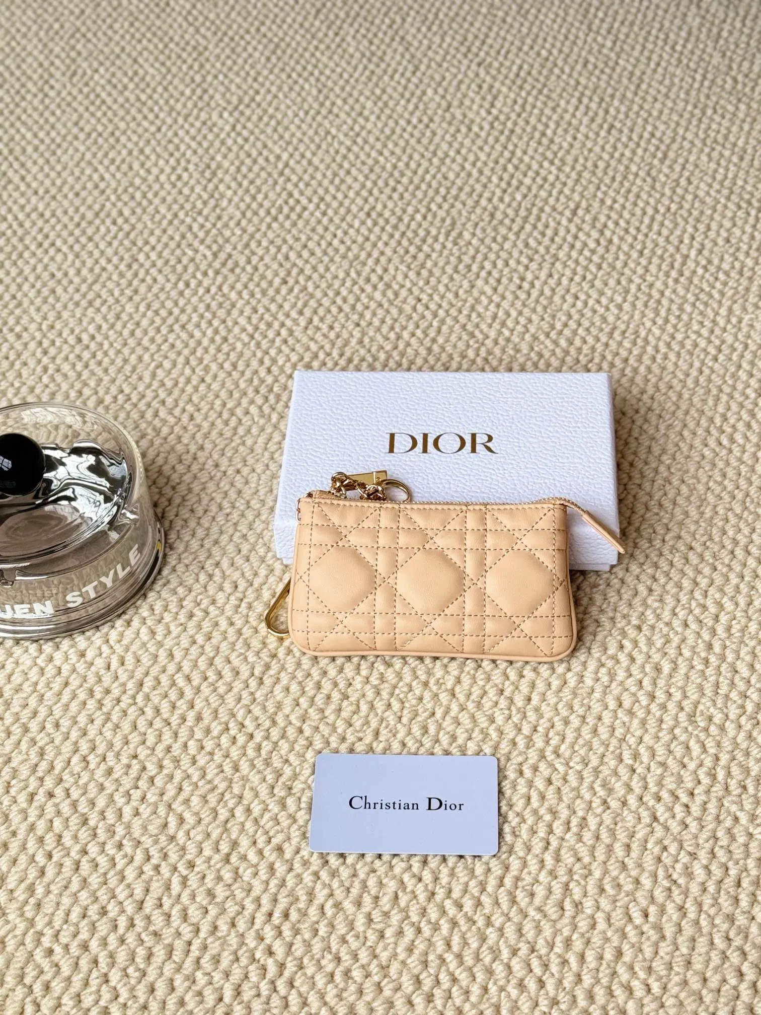💰160 lambskin makes a zippered coin purse and key bag. Small, cute and mini. Size: 14.5*7.6cm Model: S0972UWHC_M30G This Dior Caro card holder is elegant and practical. Made of soft lambskin, carefully crafted and decorated with cannage pattern topstitching. Coin purse and key case 🔑 Compact and practical, unique and can store various daily necessities, suitable for various occasions.