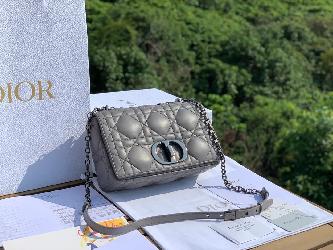 ❗️❗️❗️Free shipping with SF Express for year-end events❗️❗️❗️💰1900 Size 25-15-8cm [Gray gun buckle] Overseas channels, this year Dior Caro is newer than the previous one Caro, the plaid is enlarged and the surface is padded. It uses fetal cowhide imported from Italy. It is soft and glutinous and super comfortable ~ a bit like sheepskin, but not as delicate as sheepskin and not easy to scratch. The previous gold chain has been replaced with gunmetal color, adding some low-key retro feeling~