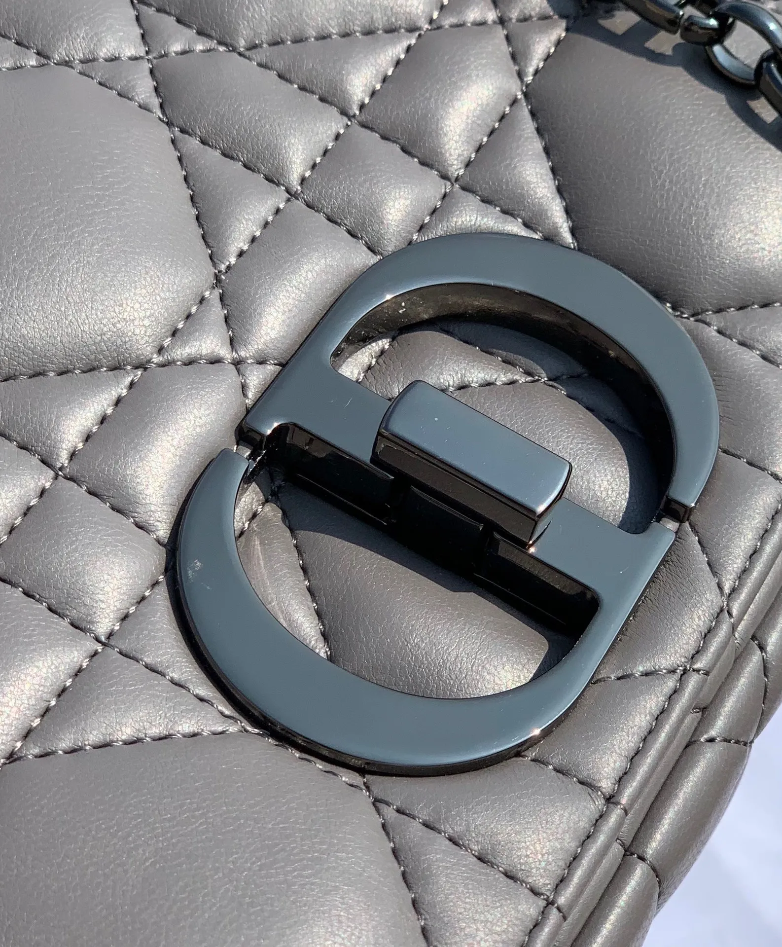 ❗️❗️❗️Free shipping with SF Express for year-end events❗️❗️❗️💰1900 Size 25-15-8cm [Gray gun buckle] Overseas channels, this year Dior Caro is newer than the previous one Caro, the plaid is enlarged and the surface is padded. It uses fetal cowhide imported from Italy. It is soft and glutinous and super comfortable ~ a bit like sheepskin, but not as delicate as sheepskin and not easy to scratch. The previous gold chain has been replaced with gunmetal color, adding some low-key retro feeling~