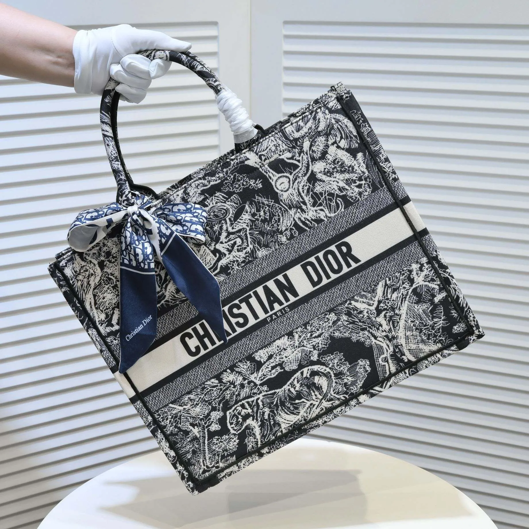 💰360￥With silk scarf, large size🔥 embroidered edge🔜Dior new shopping bag at Dior counter! Counters are updated simultaneously! Limited edition of the same style as the stars! Super stylish! Imported fabric👍high-end quality! You can go in and out of the counters at will without any pressure! The first choice for going out with super large capacity👍 Model: 8033 Size: 41*14*32cm