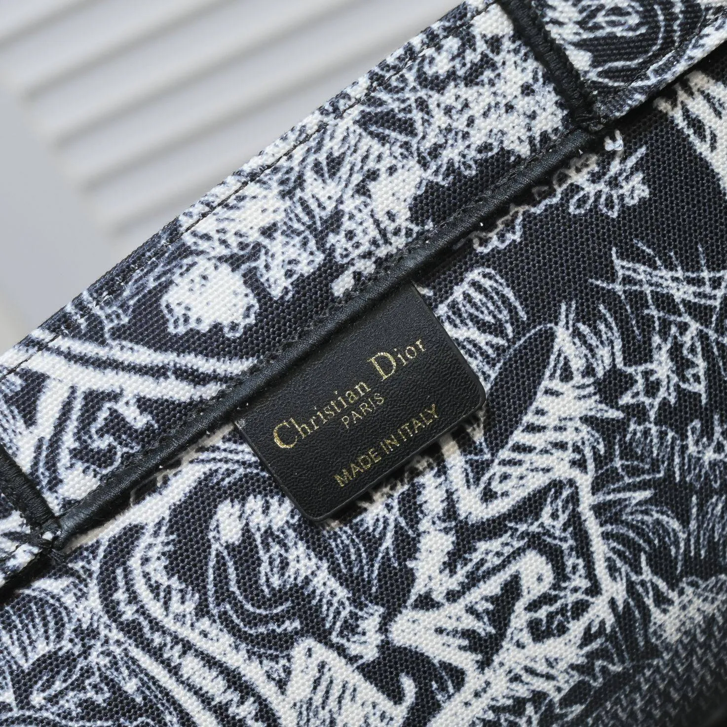 💰360￥With silk scarf, large size🔥 embroidered edge🔜Dior new shopping bag at Dior counter! Counters are updated simultaneously! Limited edition of the same style as the stars! Super stylish! Imported fabric👍high-end quality! You can go in and out of the counters at will without any pressure! The first choice for going out with super large capacity👍 Model: 8033 Size: 41*14*32cm