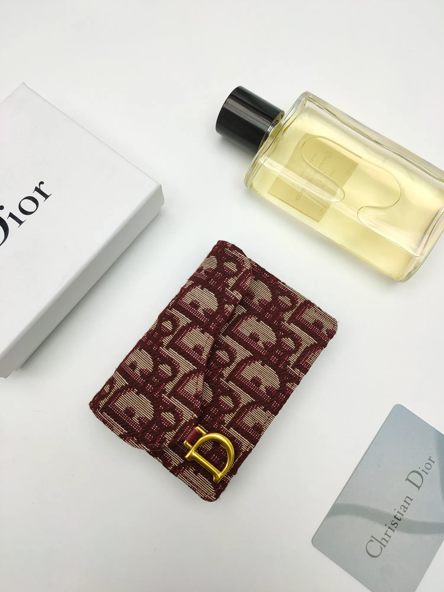 ￥110🌹This Dior saddle flip card holder is practical and compact👍🏻It can replace the traditional saddle wallet🎉Made of Dior Oblique printed fabric with sheepskin. It is made with exquisite craftsmanship and is durable❤️It has a spacious main compartment with 2 patch pockets and 2 card slots, which can store cash, bills and cards. Can be paired with other pieces from the saddle collection for an elegant look. Style number: S5611 Size: 11*7.5*2.5cm