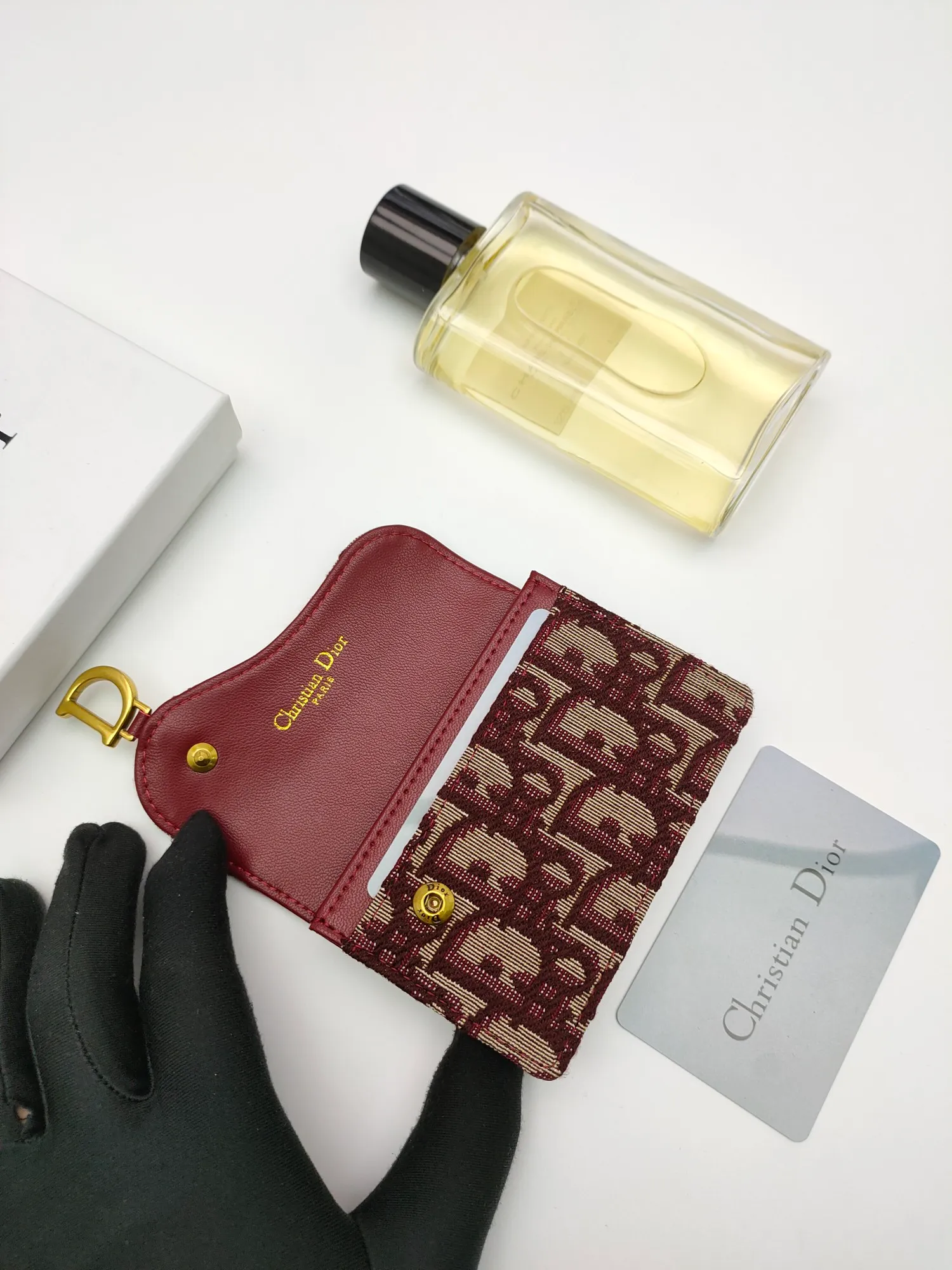 ￥110🌹This Dior saddle flip card holder is practical and compact👍🏻It can replace the traditional saddle wallet🎉Made of Dior Oblique printed fabric with sheepskin. It is made with exquisite craftsmanship and is durable❤️It has a spacious main compartment with 2 patch pockets and 2 card slots, which can store cash, bills and cards. Can be paired with other pieces from the saddle collection for an elegant look. Style number: S5611 Size: 11*7.5*2.5cm