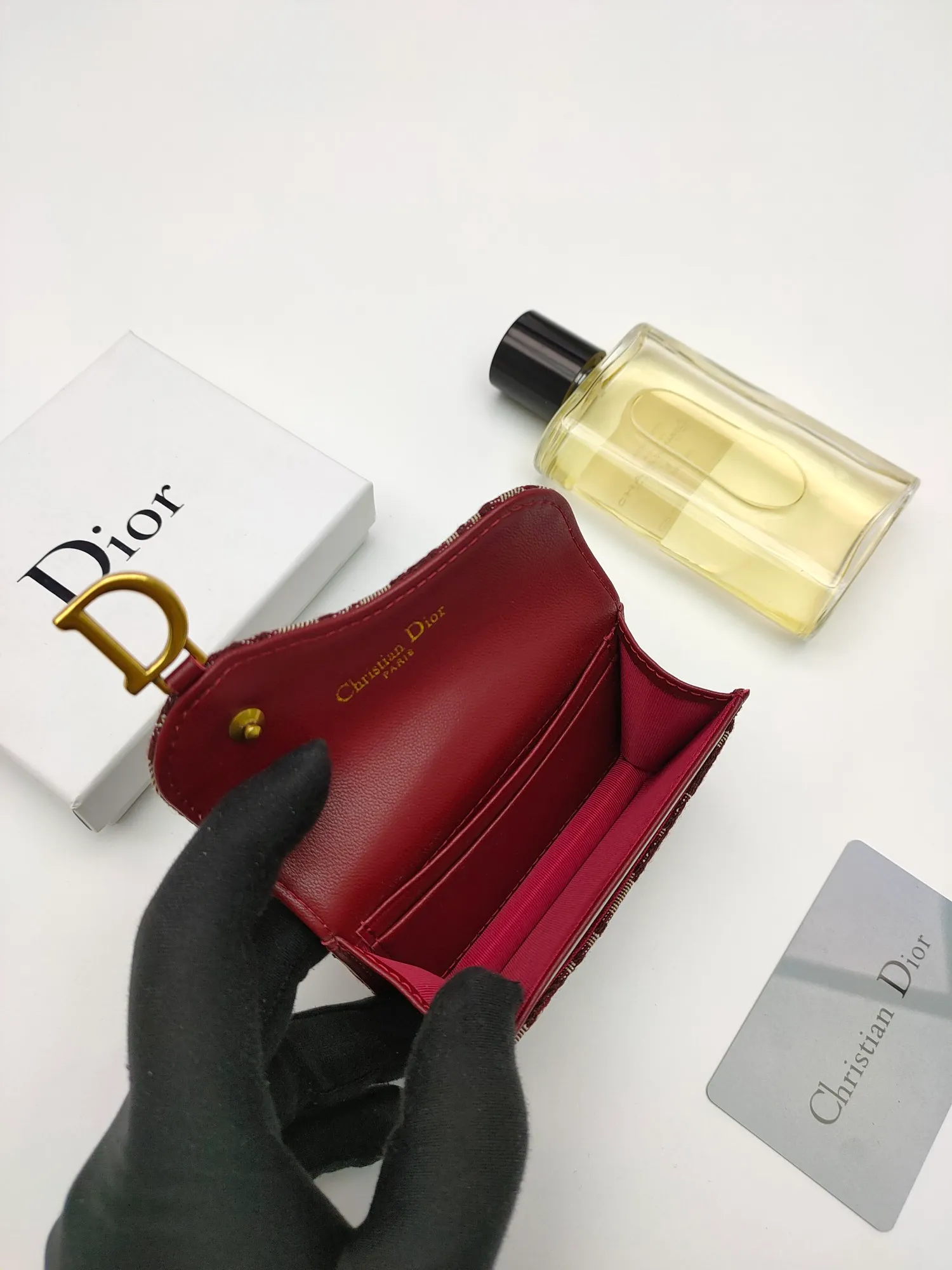 ￥110🌹This Dior saddle flip card holder is practical and compact👍🏻It can replace the traditional saddle wallet🎉Made of Dior Oblique printed fabric with sheepskin. It is made with exquisite craftsmanship and is durable❤️It has a spacious main compartment with 2 patch pockets and 2 card slots, which can store cash, bills and cards. Can be paired with other pieces from the saddle collection for an elegant look. Style number: S5611 Size: 11*7.5*2.5cm