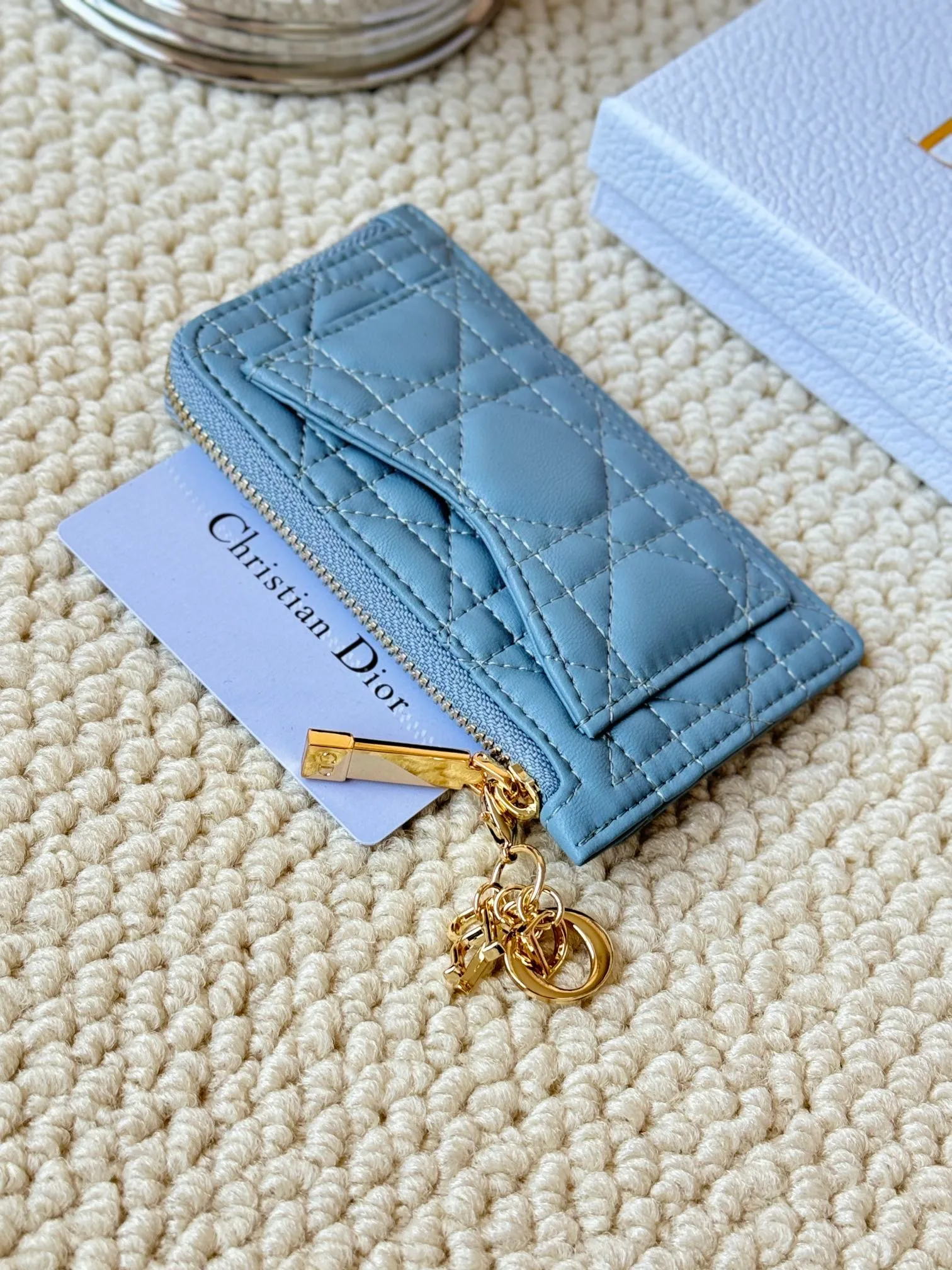 💰150Lady Dior card holder. Sand color wallet bought to fit into a waste bag. L-shaped opening, seven-zipper card holder. No.: S0965. There are too many front patch pockets to hold cards. The banknotes need to be folded at 40% off. It can hold 30% off but it has a zipper. The size is 13.5*8.5*1.5 cm. The Dior card holder meets my various needs. Compared with other styles, it is thin, compact and has a large capacity. There is no conspicuous big LOGO, it will not scratch when placed in the bag, and it is relatively low-key and classic. There is a special place for access control cards, so you don’t need to mix them with bank cards. When I used to swipe access control cards, I couldn’t swipe them because there were too many cards, so I had to take out the access control cards separately. There is a zipper, so you don't have to worry about putting important things out, and the zipper is half-open, so it's more convenient to put things in and take things out than having only one side.
