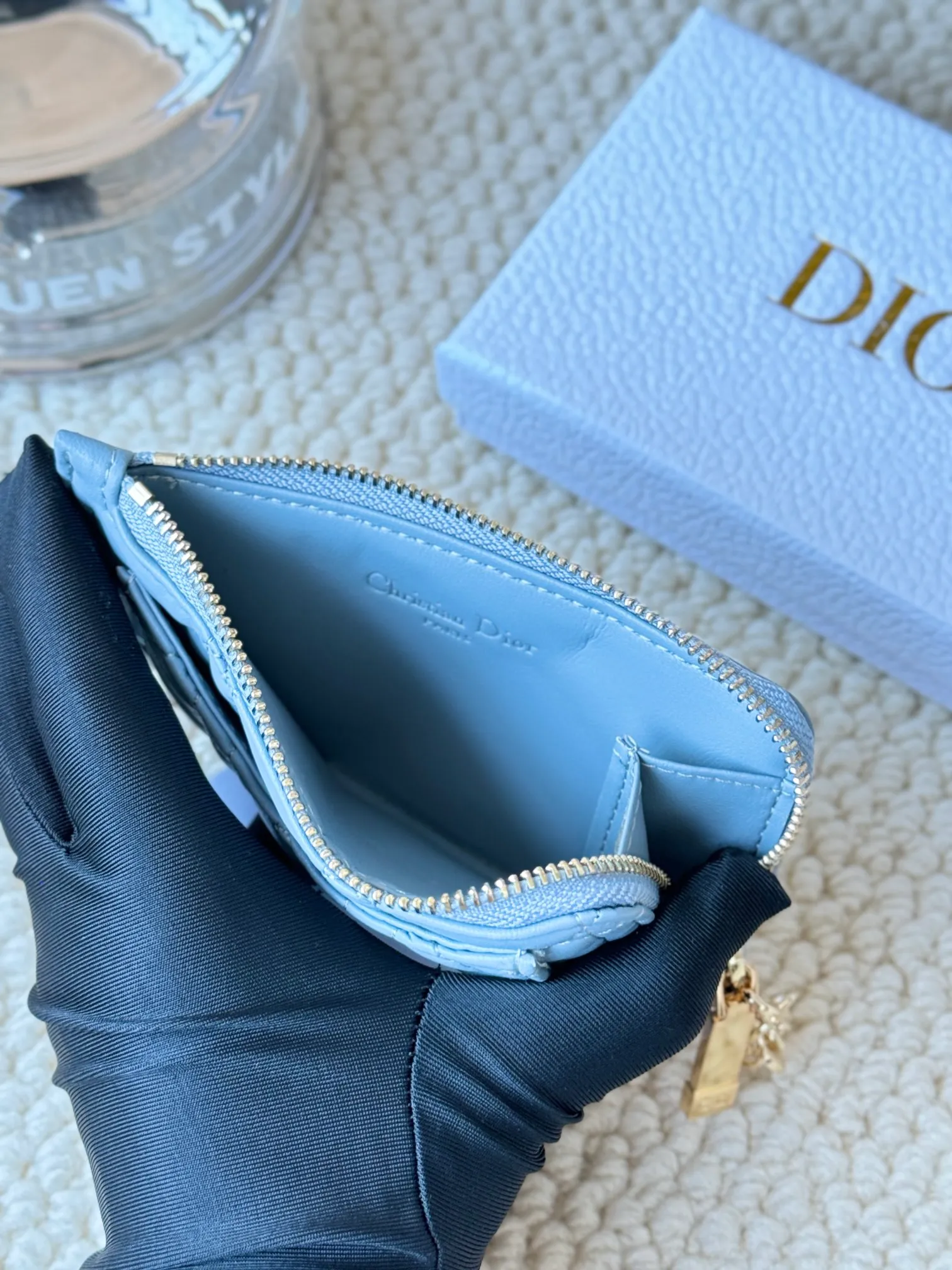 💰150Lady Dior card holder. Sand color wallet bought to fit into a waste bag. L-shaped opening, seven-zipper card holder. No.: S0965. There are too many front patch pockets to hold cards. The banknotes need to be folded at 40% off. It can hold 30% off but it has a zipper. The size is 13.5*8.5*1.5 cm. The Dior card holder meets my various needs. Compared with other styles, it is thin, compact and has a large capacity. There is no conspicuous big LOGO, it will not scratch when placed in the bag, and it is relatively low-key and classic. There is a special place for access control cards, so you don’t need to mix them with bank cards. When I used to swipe access control cards, I couldn’t swipe them because there were too many cards, so I had to take out the access control cards separately. There is a zipper, so you don't have to worry about putting important things out, and the zipper is half-open, so it's more convenient to put things in and take things out than having only one side.