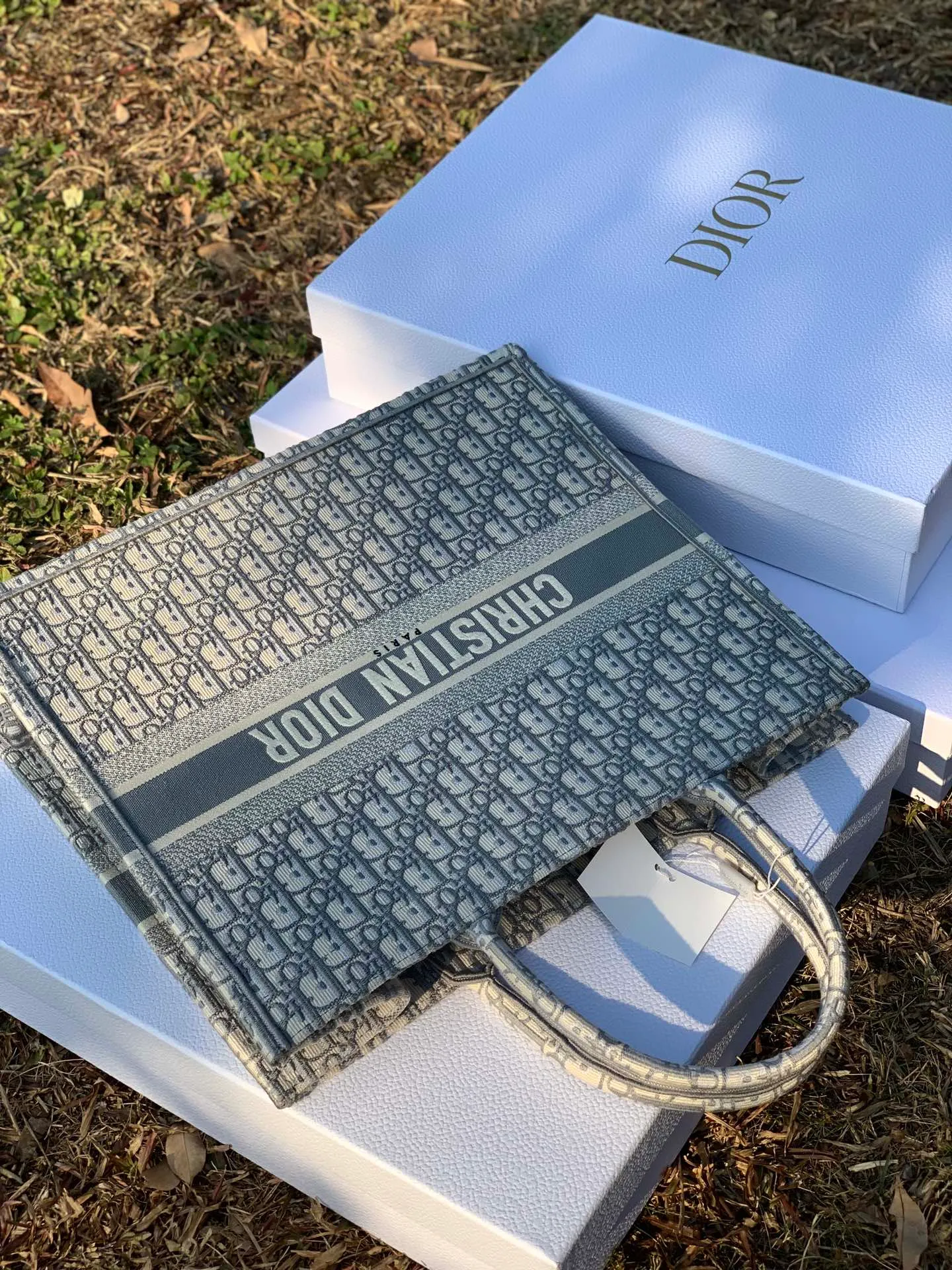 ❗️❗️❗️Free shipping with SF Express for year-end events❗️❗️❗️💰1560 Size 41.5 x 35 x 18 cm Large Dio’s most popular product right now! It’s no exaggeration. All the counters on the official website were sold out. To describe this bag as “treasure” is my best understanding of it! The fabrics, embroidery, fonts, thread routing, and hemming of goods sold through pure blood channels are completely consistent with those at the counters! We have done comparisons, so we are very sure that there will not be anything better than it. If we want to be the second counter, we are safe!