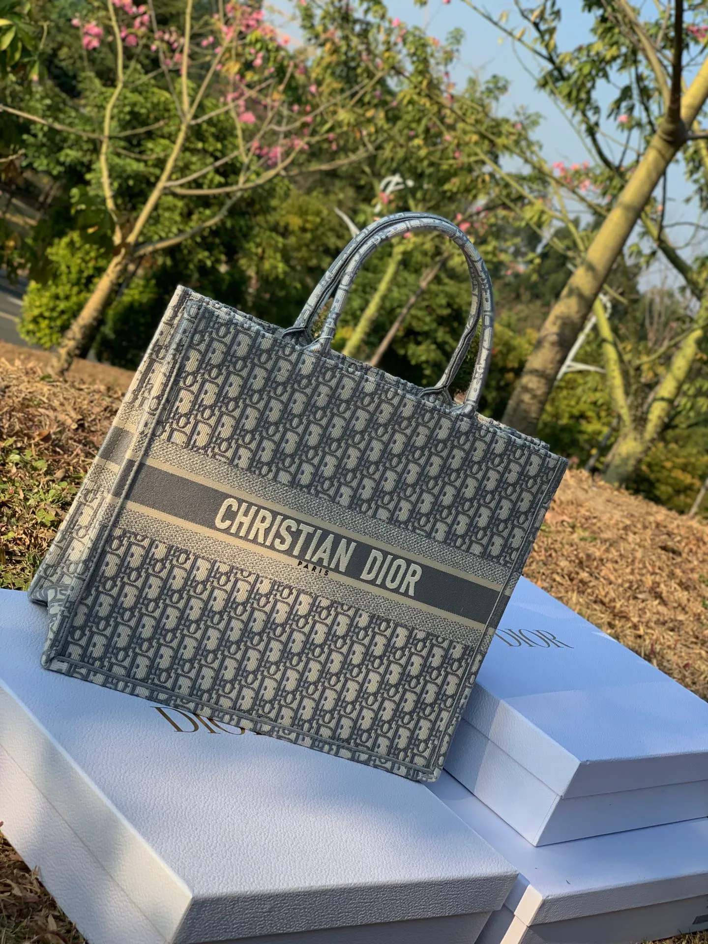 ❗️❗️❗️Free shipping with SF Express for year-end events❗️❗️❗️💰1560 Size 41.5 x 35 x 18 cm Large Dio’s most popular product right now! It’s no exaggeration. All the counters on the official website were sold out. To describe this bag as “treasure” is my best understanding of it! The fabrics, embroidery, fonts, thread routing, and hemming of goods sold through pure blood channels are completely consistent with those at the counters! We have done comparisons, so we are very sure that there will not be anything better than it. If we want to be the second counter, we are safe!