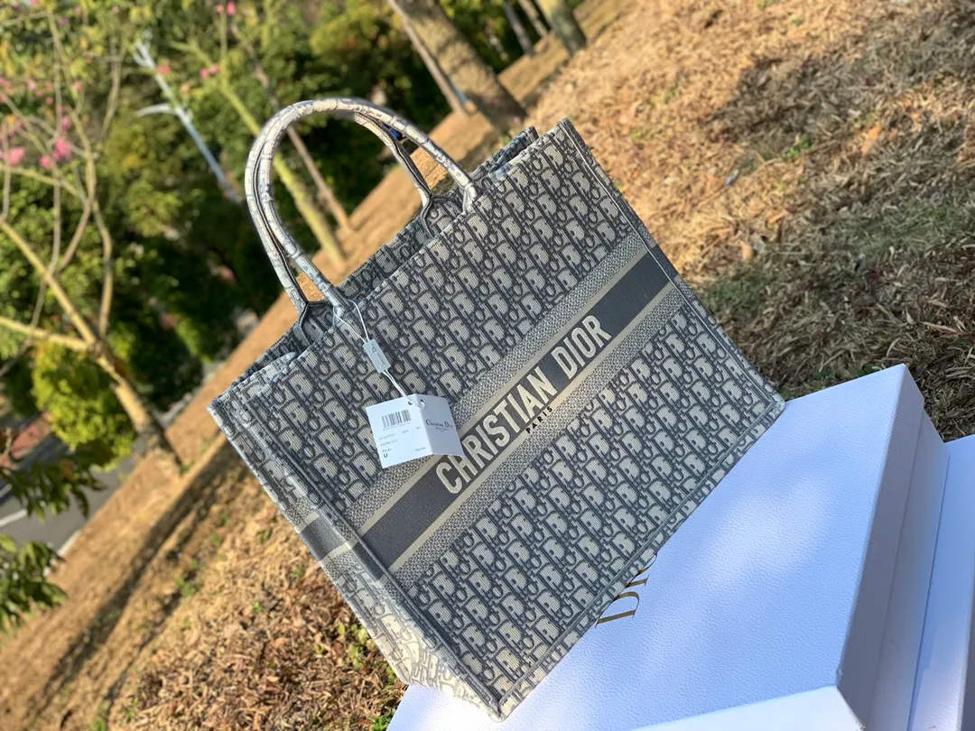 ❗️❗️❗️Free shipping with SF Express for year-end events❗️❗️❗️💰1560 Size 41.5 x 35 x 18 cm Large Dio’s most popular product right now! It’s no exaggeration. All the counters on the official website were sold out. To describe this bag as “treasure” is my best understanding of it! The fabrics, embroidery, fonts, thread routing, and hemming of goods sold through pure blood channels are completely consistent with those at the counters! We have done comparisons, so we are very sure that there will not be anything better than it. If we want to be the second counter, we are safe!