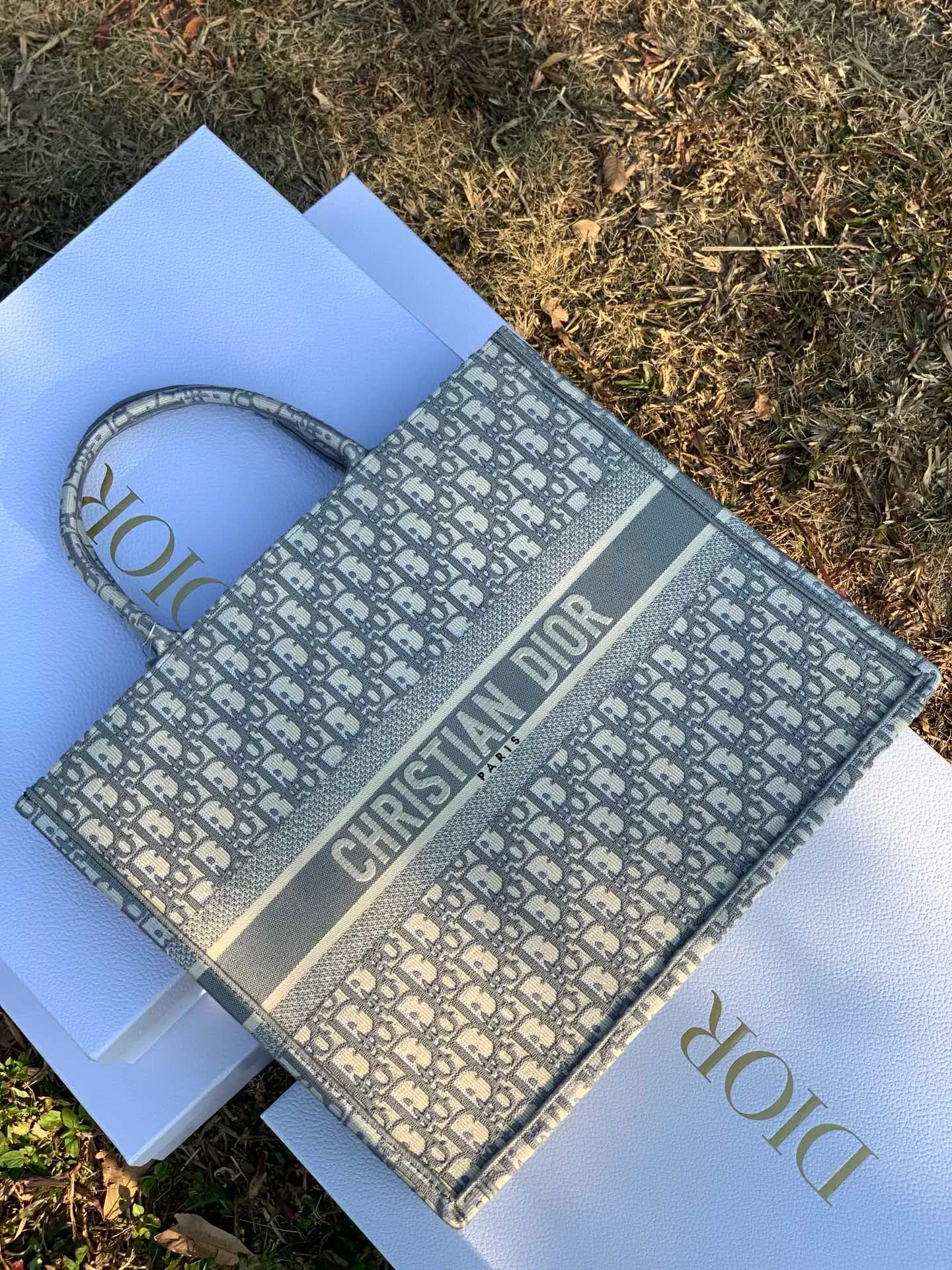 ❗️❗️❗️Free shipping with SF Express for year-end events❗️❗️❗️💰1560 Size 41.5 x 35 x 18 cm Large Dio’s most popular product right now! It’s no exaggeration. All the counters on the official website were sold out. To describe this bag as “treasure” is my best understanding of it! The fabrics, embroidery, fonts, thread routing, and hemming of goods sold through pure blood channels are completely consistent with those at the counters! We have done comparisons, so we are very sure that there will not be anything better than it. If we want to be the second counter, we are safe!
