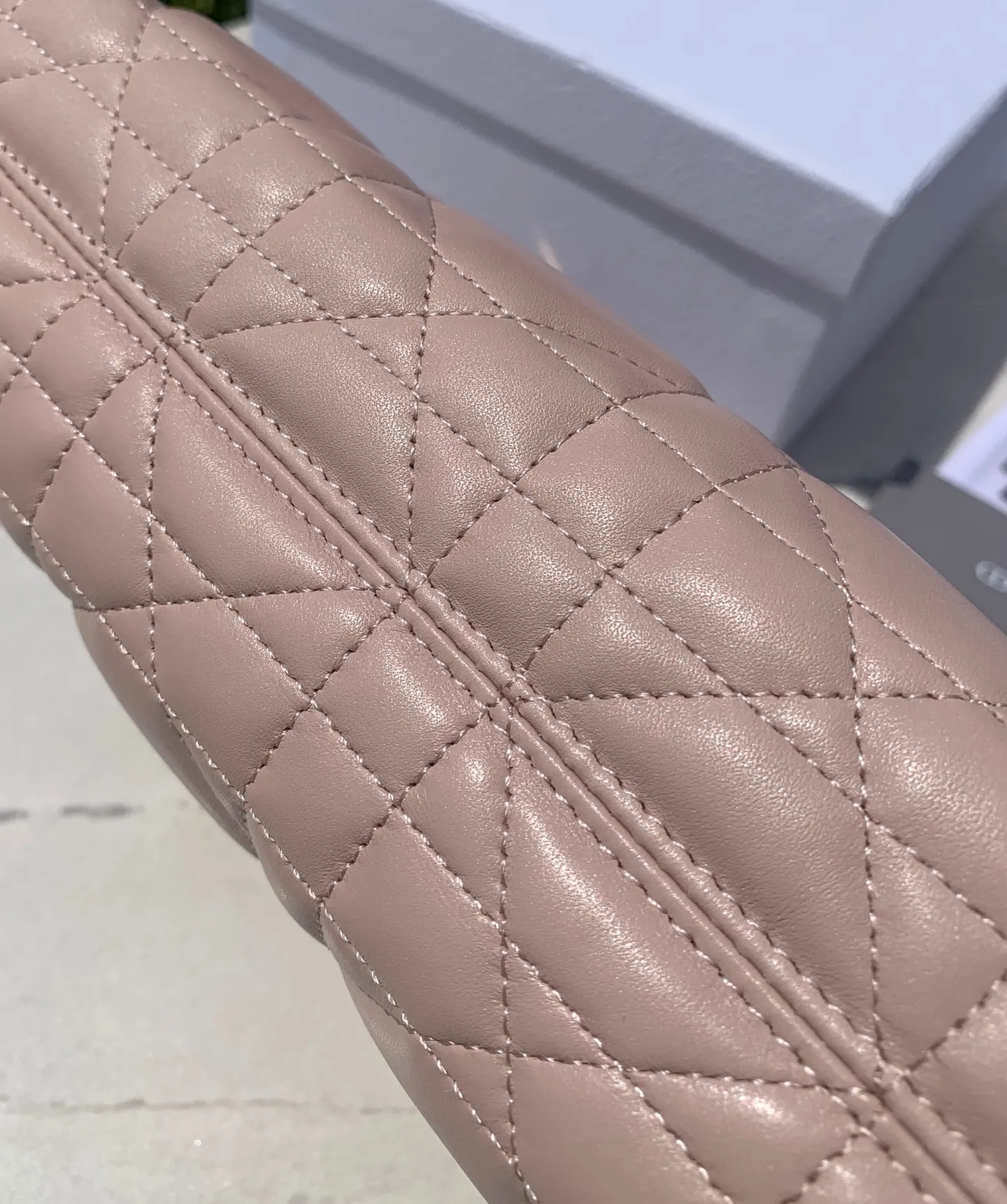 Top upgraded version 💰1600 Size 23×13×6cm Dior Miss Caro armpit bag, pink sheepskin oversized cannage pattern, many people also call it "dumpling bag", it is a new product in the 2025 early spring series, enriching Miss with fashionable and exquisite items Caro series ✨ is made of original pink sheepskin, decorated with oversized cannage pattern topstitching to enhance the style, with decorative tone-on-tone ribbons, and a vintage gold-finish metal CD logo on the front. Carrying it around makes you look classy, ​​and the concave shape looks great when taking photos!