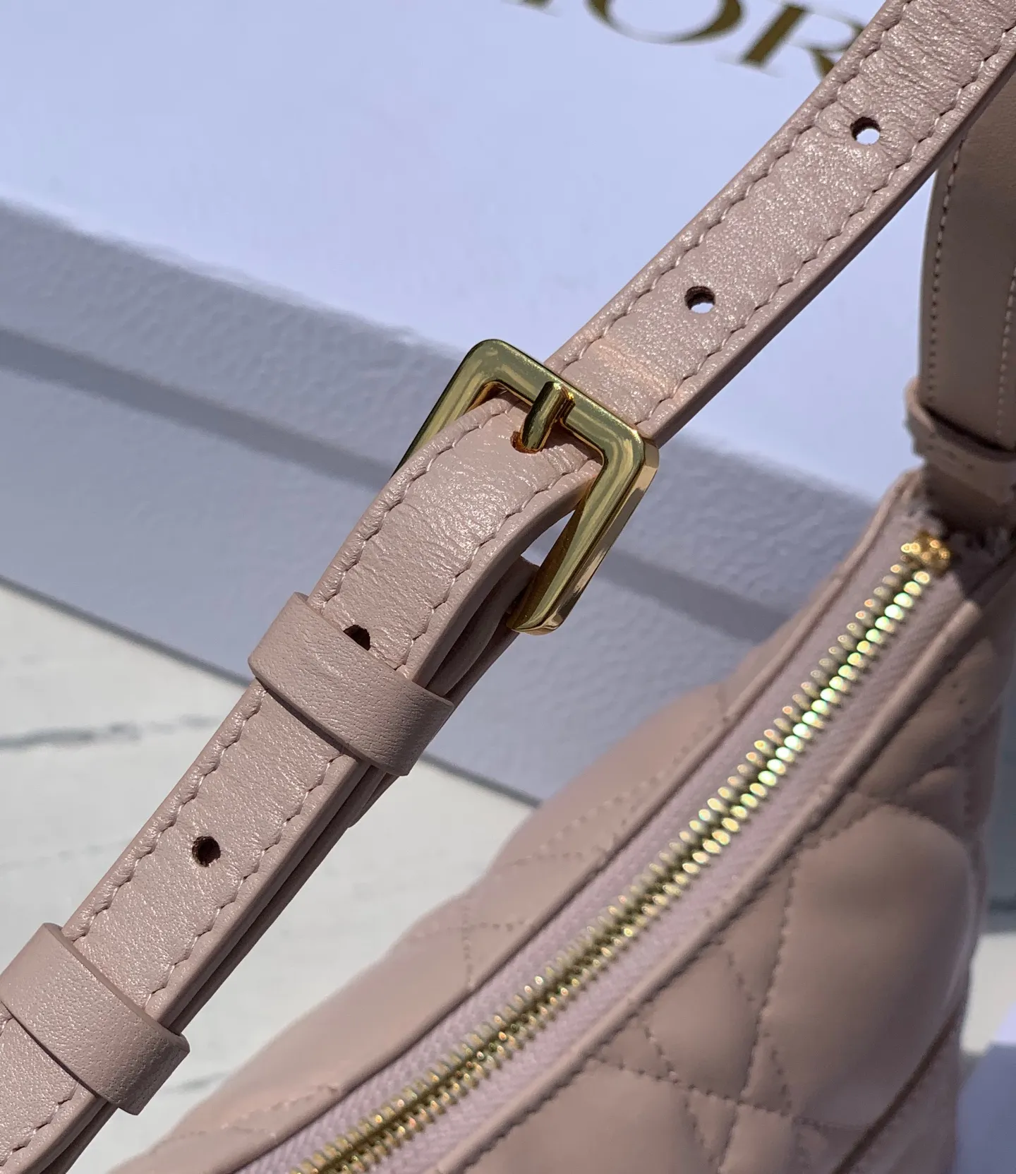Top upgraded version 💰1600 Size 23×13×6cm Dior Miss Caro armpit bag, pink sheepskin oversized cannage pattern, many people also call it "dumpling bag", it is a new product in the 2025 early spring series, enriching Miss with fashionable and exquisite items Caro series ✨ is made of original pink sheepskin, decorated with oversized cannage pattern topstitching to enhance the style, with decorative tone-on-tone ribbons, and a vintage gold-finish metal CD logo on the front. Carrying it around makes you look classy, ​​and the concave shape looks great when taking photos!