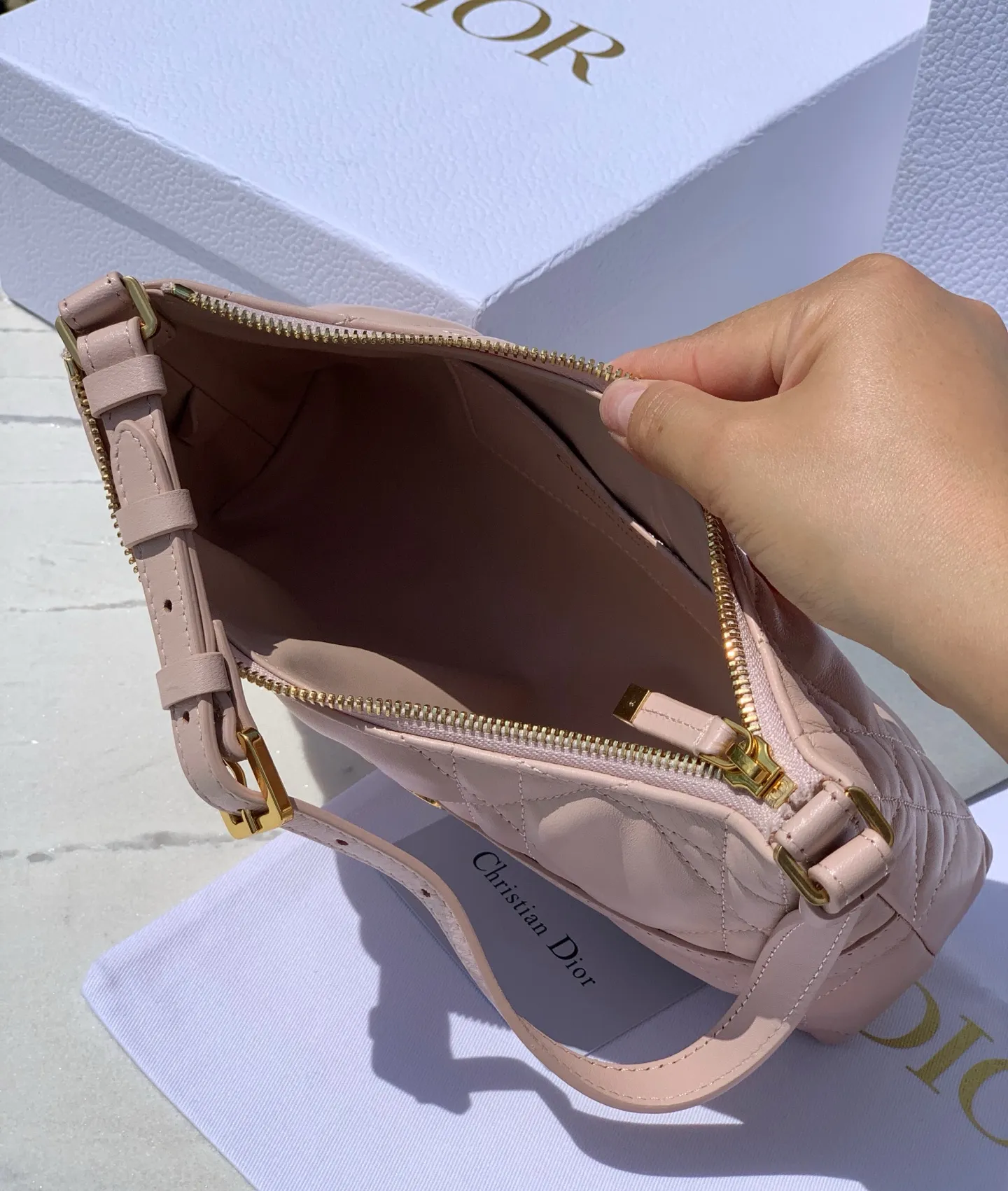 Top upgraded version 💰1600 Size 23×13×6cm Dior Miss Caro armpit bag, pink sheepskin oversized cannage pattern, many people also call it "dumpling bag", it is a new product in the 2025 early spring series, enriching Miss with fashionable and exquisite items Caro series ✨ is made of original pink sheepskin, decorated with oversized cannage pattern topstitching to enhance the style, with decorative tone-on-tone ribbons, and a vintage gold-finish metal CD logo on the front. Carrying it around makes you look classy, ​​and the concave shape looks great when taking photos!