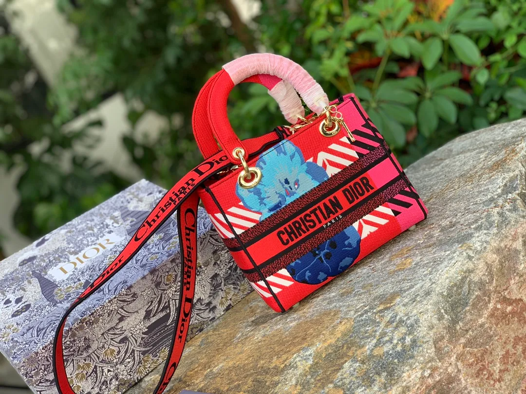 Top upgraded version 💰1800 Size: 24 x 20 x 11 CM red, shipped from overseas original factory channels! This lady belongs to the classic Princess Diana series. Compared with the Princess Diana bag, it inherits its retro and minimalist appearance, but the lines of the bag are no longer tough style. It took more than 15 hours and 2 million stitches of jacquard embroidery to form. Whether it is the feel or texture, people can feel the classic and elegant temperament of the D family! If you want genuine D oblique presbyopia, it must be ours! The knowledge of the fabric itself is amazing. Only products like ours that can be easily carried into the counter are worth buying!