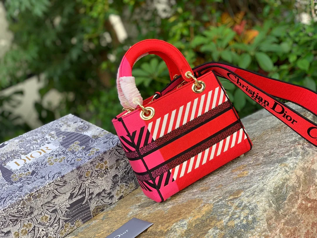 Top upgraded version 💰1800 Size: 24 x 20 x 11 CM red, shipped from overseas original factory channels! This lady belongs to the classic Princess Diana series. Compared with the Princess Diana bag, it inherits its retro and minimalist appearance, but the lines of the bag are no longer tough style. It took more than 15 hours and 2 million stitches of jacquard embroidery to form. Whether it is the feel or texture, people can feel the classic and elegant temperament of the D family! If you want genuine D oblique presbyopia, it must be ours! The knowledge of the fabric itself is amazing. Only products like ours that can be easily carried into the counter are worth buying!