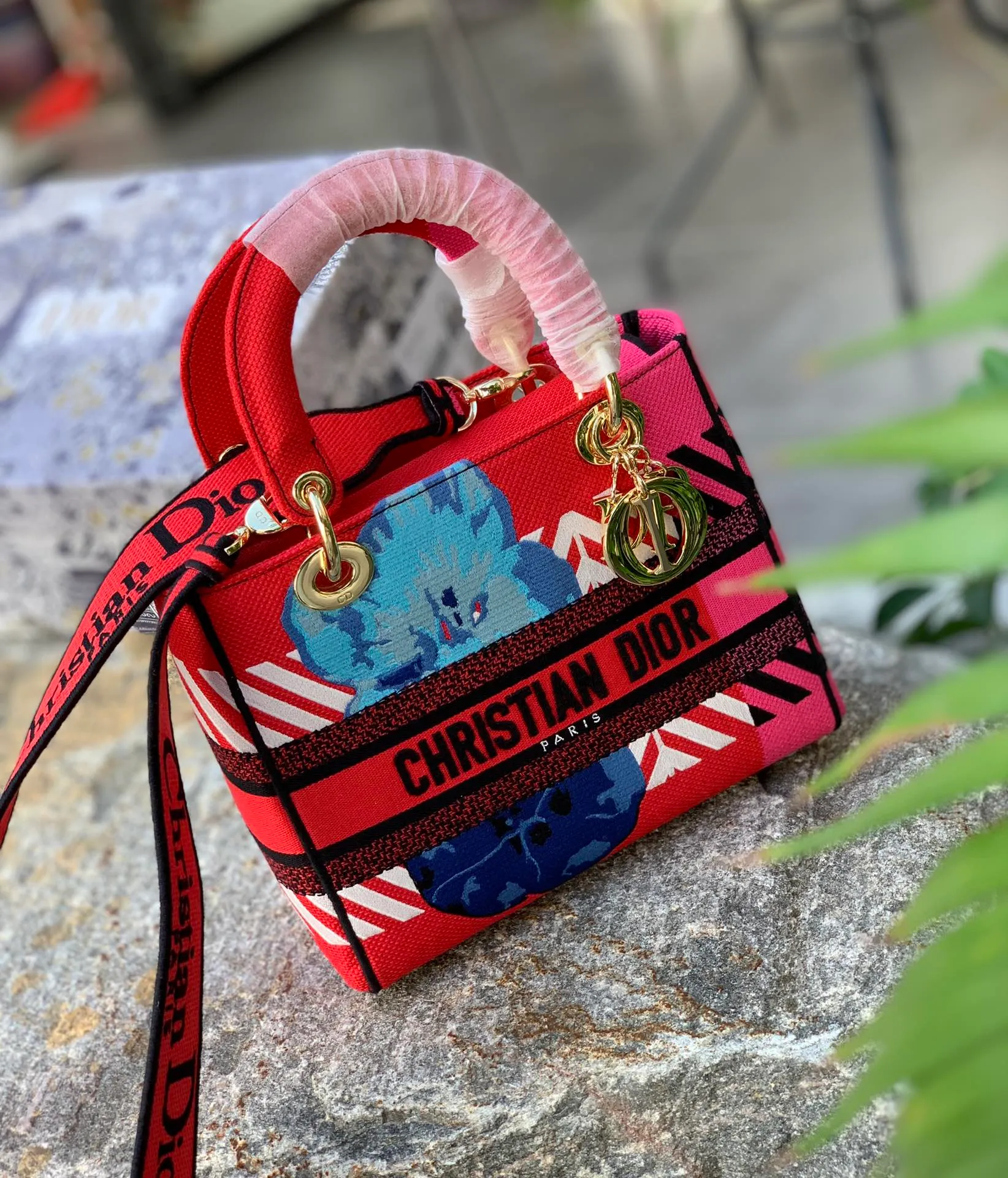 Top upgraded version 💰1800 Size: 24 x 20 x 11 CM red, shipped from overseas original factory channels! This lady belongs to the classic Princess Diana series. Compared with the Princess Diana bag, it inherits its retro and minimalist appearance, but the lines of the bag are no longer tough style. It took more than 15 hours and 2 million stitches of jacquard embroidery to form. Whether it is the feel or texture, people can feel the classic and elegant temperament of the D family! If you want genuine D oblique presbyopia, it must be ours! The knowledge of the fabric itself is amazing. Only products like ours that can be easily carried into the counter are worth buying!