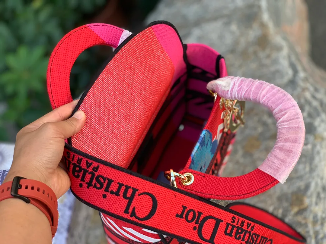 Top upgraded version 💰1800 Size: 24 x 20 x 11 CM red, shipped from overseas original factory channels! This lady belongs to the classic Princess Diana series. Compared with the Princess Diana bag, it inherits its retro and minimalist appearance, but the lines of the bag are no longer tough style. It took more than 15 hours and 2 million stitches of jacquard embroidery to form. Whether it is the feel or texture, people can feel the classic and elegant temperament of the D family! If you want genuine D oblique presbyopia, it must be ours! The knowledge of the fabric itself is amazing. Only products like ours that can be easily carried into the counter are worth buying!