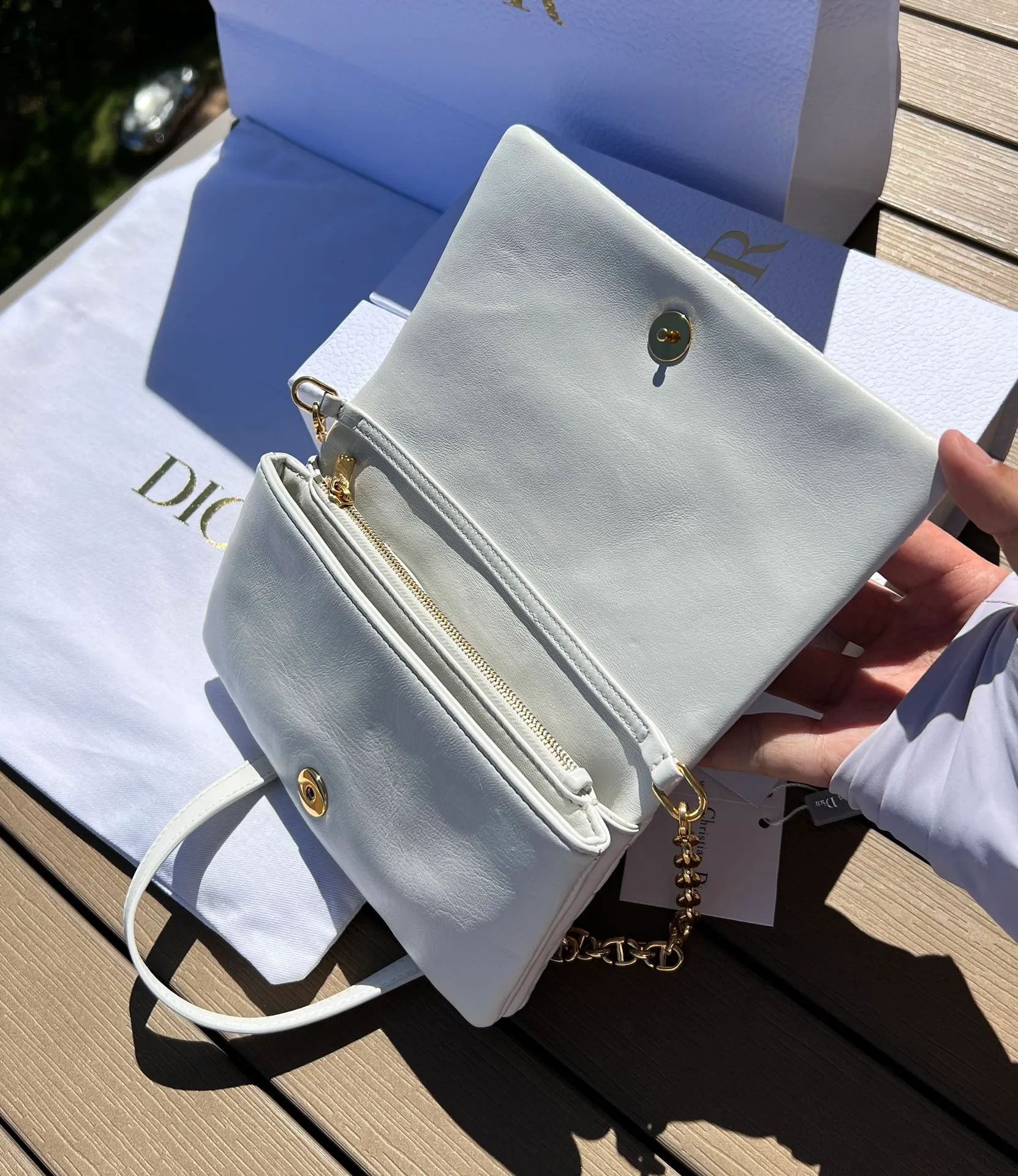 Top upgraded version 💰1760 Size: 19.5×11×6.5cm Dior’s overseas channel resources exclusively offer Caro chain handbags ❗️This season’s new Dior Caro chain handbags demonstrate the spirit of dior’s haute couture with practical design. Crafted from creamy white cow leather, it's decorated with a distinctive oversized cannage pattern with a quilted effect. The flap is embellished with an antique gold-finish metal "CD" logo, and interior compartments hold a variety of daily essentials. The detachable leather and CD link shoulder strap can be wrapped around the flap, and the detachable chain-stitched leather shoulder strap makes it easy to carry by hand, shoulder or cross-body, making it an ideal everyday piece.