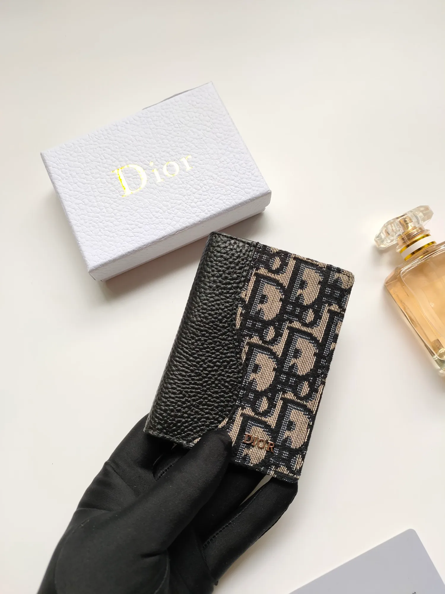 ￥100💋The newly launched bi-fold card holder for autumn 2023 is an elegant accessory that demonstrates Dior’s exquisite craftsmanship. Crafted from black inlaid grained calfskin, this card holder is detailed with beige and black Oblique print fabric details that accentuate the classic saddle silhouette. There are three card slots on each side and two compartments for storing bills and cash. Elegantly styled with a metal-clad brass Dior signature on the front, it fits easily into any pocket. Style number: CH169 Size: 8.2*11.2cm