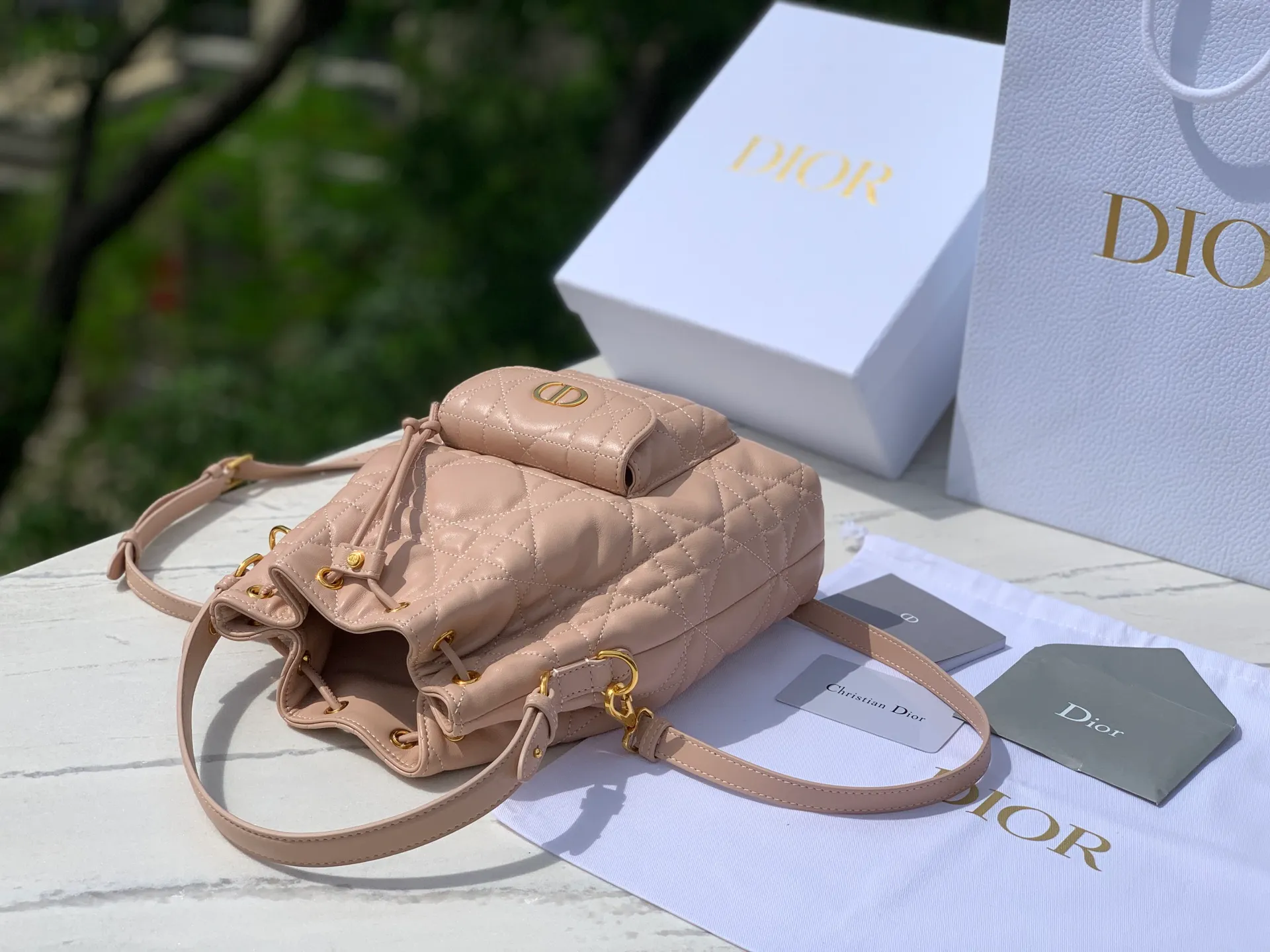 Top upgraded version 💰2000 Size: 20×24×9cm 🔥4050 New autumn fashion favorite! The Dior Caro mini bucket bag stunned the audience as soon as it appeared! Imported original sheepskin, as soft and delicate as baby skin, every touch is the ultimate enjoyment. The classic oversized cannage pattern top stitching outlines the brand's exclusive fashion genes; the shining golden CD metal logo on the front is a high-end business card for walking! The drawstring compartment and flap pocket design are perfect for storing daily small items. The detachable handle and adjustable shoulder strap make it look noble when carried by hand, lazy when carried on the shoulder, and straightforward when worn cross-body, unlocking the formula for dressing in multiple scenes! Dior’s ingenious creations are both beautiful and practical, so fashionistas can’t wait to get them!