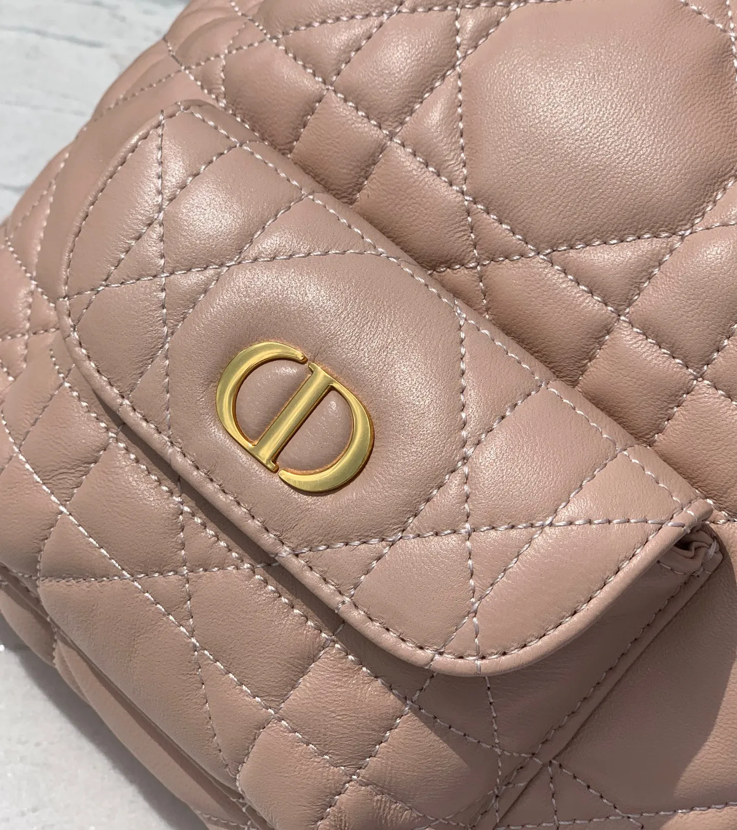 Top upgraded version 💰2000 Size: 20×24×9cm 🔥4050 New autumn fashion favorite! The Dior Caro mini bucket bag stunned the audience as soon as it appeared! Imported original sheepskin, as soft and delicate as baby skin, every touch is the ultimate enjoyment. The classic oversized cannage pattern top stitching outlines the brand's exclusive fashion genes; the shining golden CD metal logo on the front is a high-end business card for walking! The drawstring compartment and flap pocket design are perfect for storing daily small items. The detachable handle and adjustable shoulder strap make it look noble when carried by hand, lazy when carried on the shoulder, and straightforward when worn cross-body, unlocking the formula for dressing in multiple scenes! Dior’s ingenious creations are both beautiful and practical, so fashionistas can’t wait to get them!