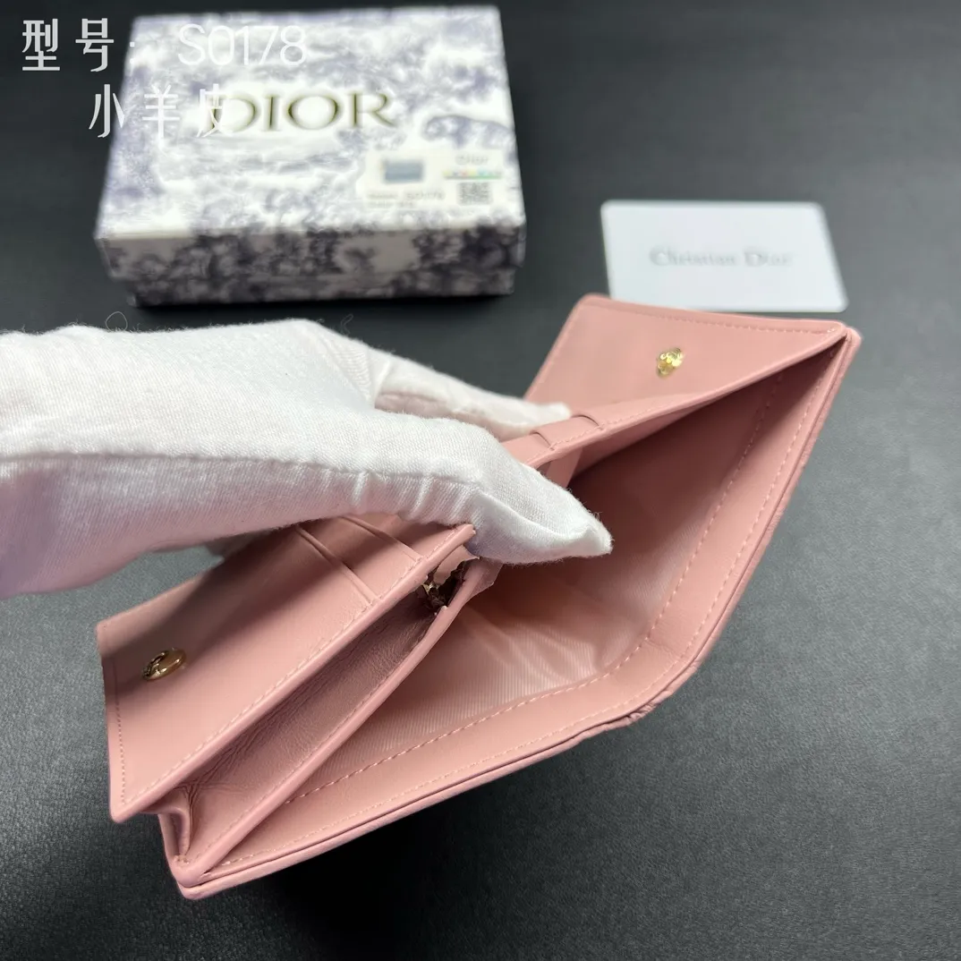💰160 💎Upgraded original version🇫🇷 𝑫𝒊𝒐𝒓Authentic products available at counters💌Top quality# With picture box Exclusive real shot# Built-in small sachet💕 This Lady Dior 5 grid card holder is decorated with classic cannage pattern topstitching, paying tribute to the exquisite craftsmanship of Dior craftsmen. Carefully crafted from bright patent leather on the outside + sheepskin on the inside, it is compact and practical and can store a variety of daily necessities. This 5-compartment card holder is decorated with a removable "D.I.O.R." charm and has a strap snap closure so it can be paired with other Lady Dior pieces for a coordinated look. ·Detachable "D.I.O.R." charm ·Front strap snap closure ·5 compartments sewn with triangular gussets Dior patent leather card bag multi-layered accordion design. Practical and beautiful at the same time. Can store many cards. Style number: S0178NMJ-M900. Size: 10.4×7×2cm