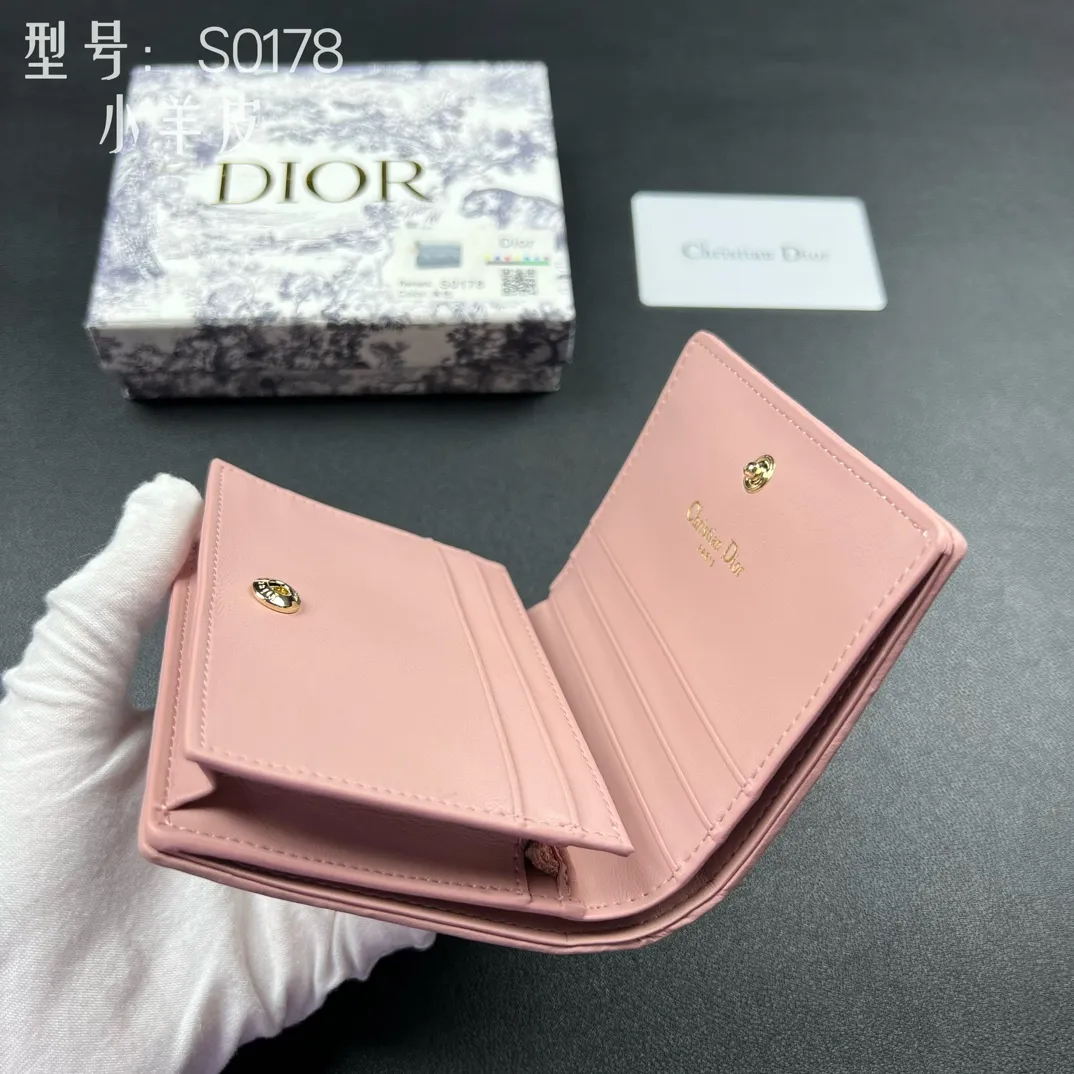 💰160 💎Upgraded original version🇫🇷 𝑫𝒊𝒐𝒓Authentic products available at counters💌Top quality# With picture box Exclusive real shot# Built-in small sachet💕 This Lady Dior 5 grid card holder is decorated with classic cannage pattern topstitching, paying tribute to the exquisite craftsmanship of Dior craftsmen. Carefully crafted from bright patent leather on the outside + sheepskin on the inside, it is compact and practical and can store a variety of daily necessities. This 5-compartment card holder is decorated with a removable "D.I.O.R." charm and has a strap snap closure so it can be paired with other Lady Dior pieces for a coordinated look. ·Detachable "D.I.O.R." charm ·Front strap snap closure ·5 compartments sewn with triangular gussets Dior patent leather card bag multi-layered accordion design. Practical and beautiful at the same time. Can store many cards. Style number: S0178NMJ-M900. Size: 10.4×7×2cm