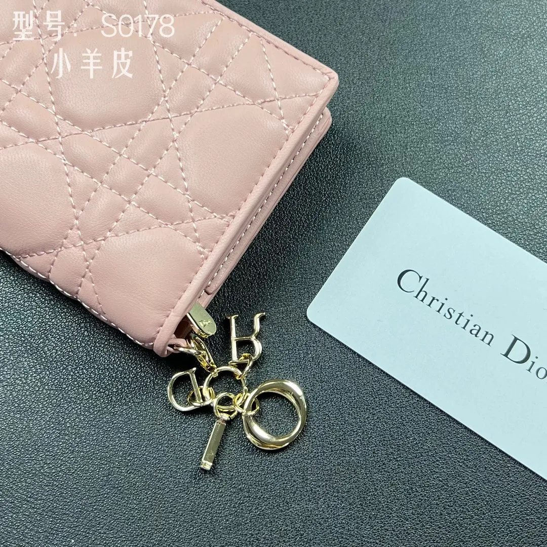💰160 💎Upgraded original version🇫🇷 𝑫𝒊𝒐𝒓Authentic products available at counters💌Top quality# With picture box Exclusive real shot# Built-in small sachet💕 This Lady Dior 5 grid card holder is decorated with classic cannage pattern topstitching, paying tribute to the exquisite craftsmanship of Dior craftsmen. Carefully crafted from bright patent leather on the outside + sheepskin on the inside, it is compact and practical and can store a variety of daily necessities. This 5-compartment card holder is decorated with a removable "D.I.O.R." charm and has a strap snap closure so it can be paired with other Lady Dior pieces for a coordinated look. ·Detachable "D.I.O.R." charm ·Front strap snap closure ·5 compartments sewn with triangular gussets Dior patent leather card bag multi-layered accordion design. Practical and beautiful at the same time. Can store many cards. Style number: S0178NMJ-M900. Size: 10.4×7×2cm