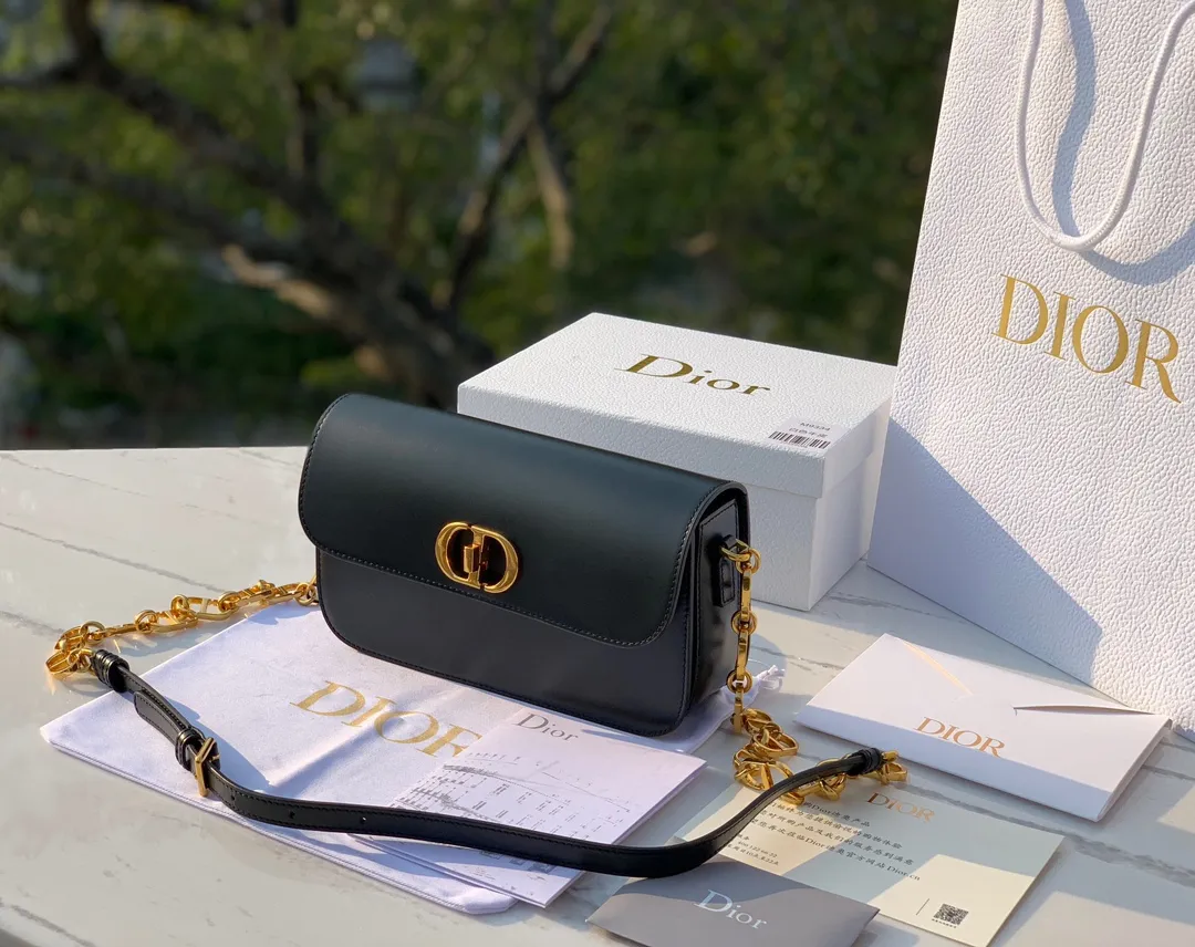 Top upgraded version💰1800 size 22.5×12.5×6.5cm 2023 Dior latest 30 Montaigne shipped, another king of fried buns🔥 As one of Dior's four major bag styles, Montaigne has always been deeply loved. This latest Montaigne hit me hard. The lines of the bag are smoother and rounder. It has a softer and warmer feeling than the old style. The original luxurious "BOX calfskin" is not afraid of time and becomes more and more beautiful ~ The enamel buckle shoulder strap is cleverly matched with cowhide, which is fashionable yet elegant. Wear it over one shoulder to show your personality. Hurry up and get it now. Be the first girl to wear this new style on your back when walking on the street.