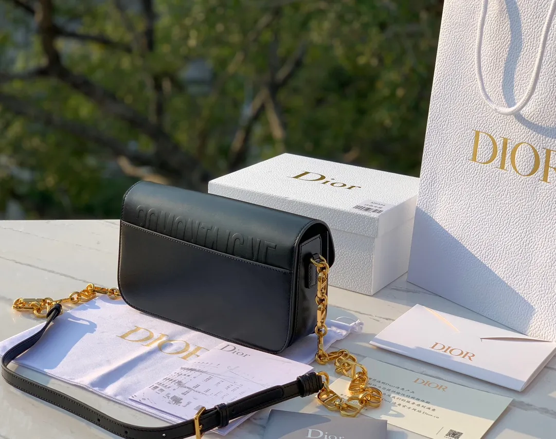 Top upgraded version💰1800 size 22.5×12.5×6.5cm 2023 Dior latest 30 Montaigne shipped, another king of fried buns🔥 As one of Dior's four major bag styles, Montaigne has always been deeply loved. This latest Montaigne hit me hard. The lines of the bag are smoother and rounder. It has a softer and warmer feeling than the old style. The original luxurious "BOX calfskin" is not afraid of time and becomes more and more beautiful ~ The enamel buckle shoulder strap is cleverly matched with cowhide, which is fashionable yet elegant. Wear it over one shoulder to show your personality. Hurry up and get it now. Be the first girl to wear this new style on your back when walking on the street.