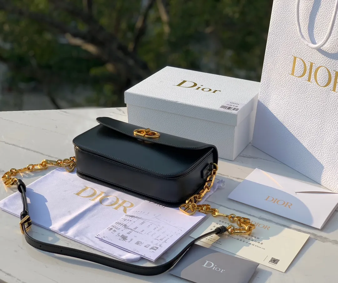 Top upgraded version💰1800 size 22.5×12.5×6.5cm 2023 Dior latest 30 Montaigne shipped, another king of fried buns🔥 As one of Dior's four major bag styles, Montaigne has always been deeply loved. This latest Montaigne hit me hard. The lines of the bag are smoother and rounder. It has a softer and warmer feeling than the old style. The original luxurious "BOX calfskin" is not afraid of time and becomes more and more beautiful ~ The enamel buckle shoulder strap is cleverly matched with cowhide, which is fashionable yet elegant. Wear it over one shoulder to show your personality. Hurry up and get it now. Be the first girl to wear this new style on your back when walking on the street.