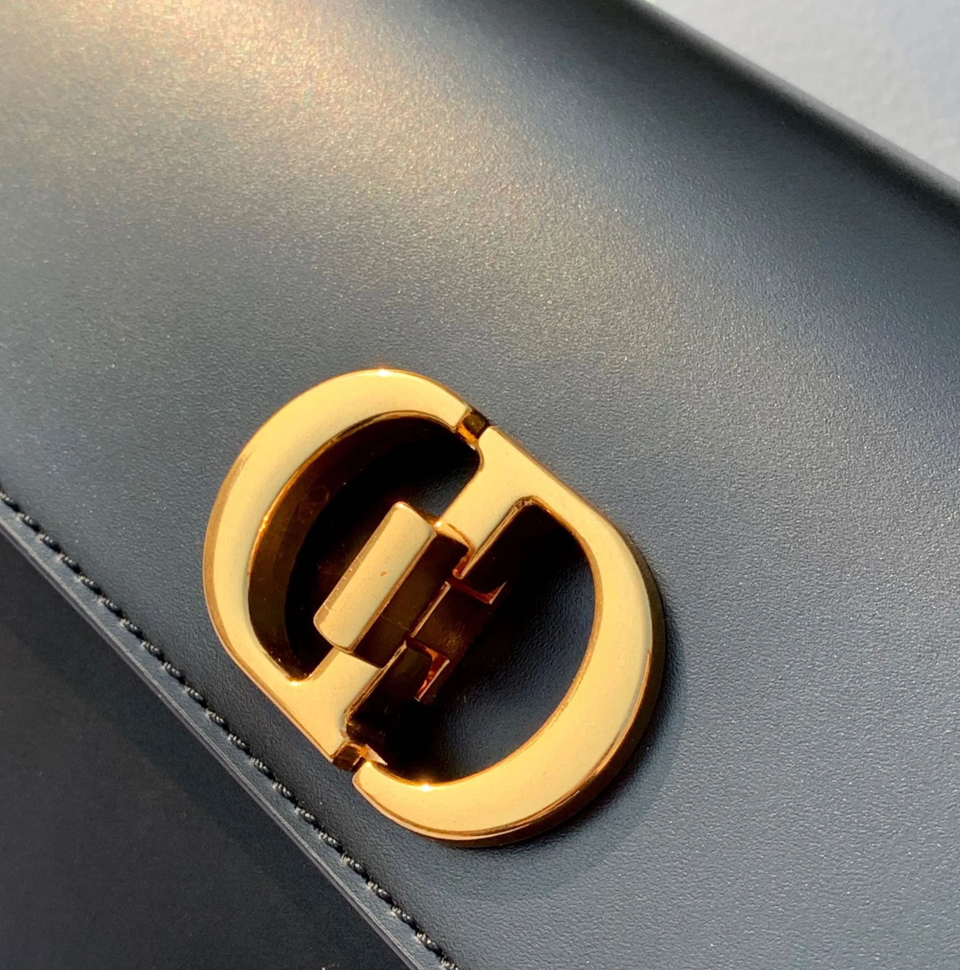 Top upgraded version💰1800 size 22.5×12.5×6.5cm 2023 Dior latest 30 Montaigne shipped, another king of fried buns🔥 As one of Dior's four major bag styles, Montaigne has always been deeply loved. This latest Montaigne hit me hard. The lines of the bag are smoother and rounder. It has a softer and warmer feeling than the old style. The original luxurious "BOX calfskin" is not afraid of time and becomes more and more beautiful ~ The enamel buckle shoulder strap is cleverly matched with cowhide, which is fashionable yet elegant. Wear it over one shoulder to show your personality. Hurry up and get it now. Be the first girl to wear this new style on your back when walking on the street.