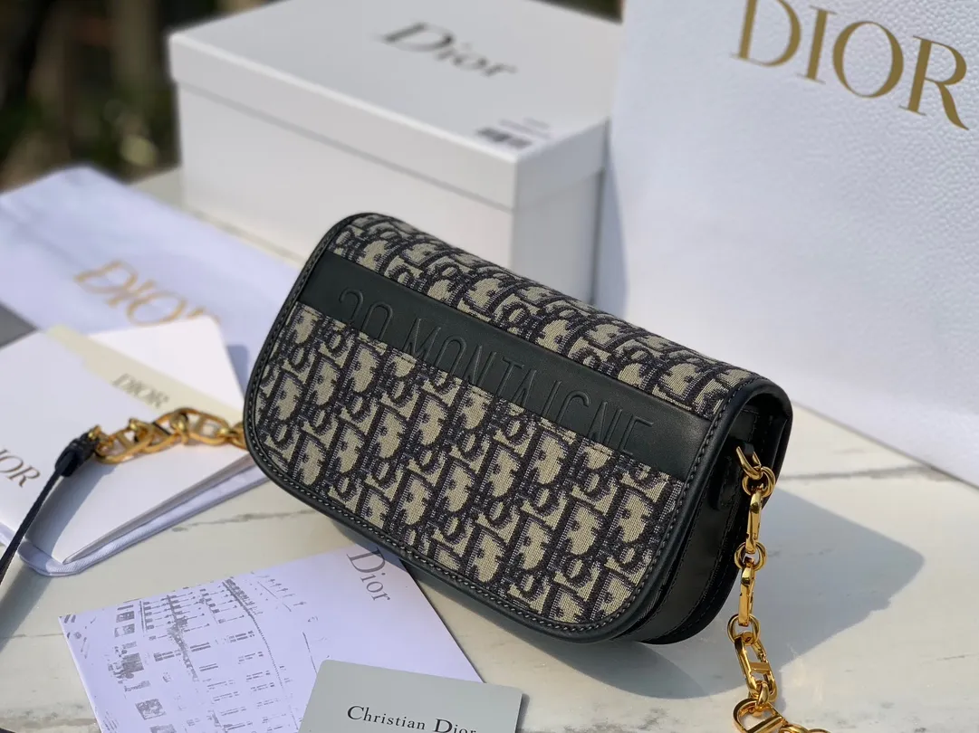 Top upgraded version💰1500 size 22.5✖️12.5✖️6.5 Dior 30Montaigne Avenue Armpit chain bag, the latest model in 2023, this bag can not only be used as an armpit bag, but also can be carried on the shoulder or cross-body. The retro chain interprets a multi-faceted style. The overall bag has a chilled silhouette and smart curves to outline contemporary fashion. The CD connector of the chain part uses an enamel buckle, which can be said to be exquisite. This bag not only has sufficient capacity, but also has good looks. It can be paired with a silk scarf to slightly enhance your temperament and taste!