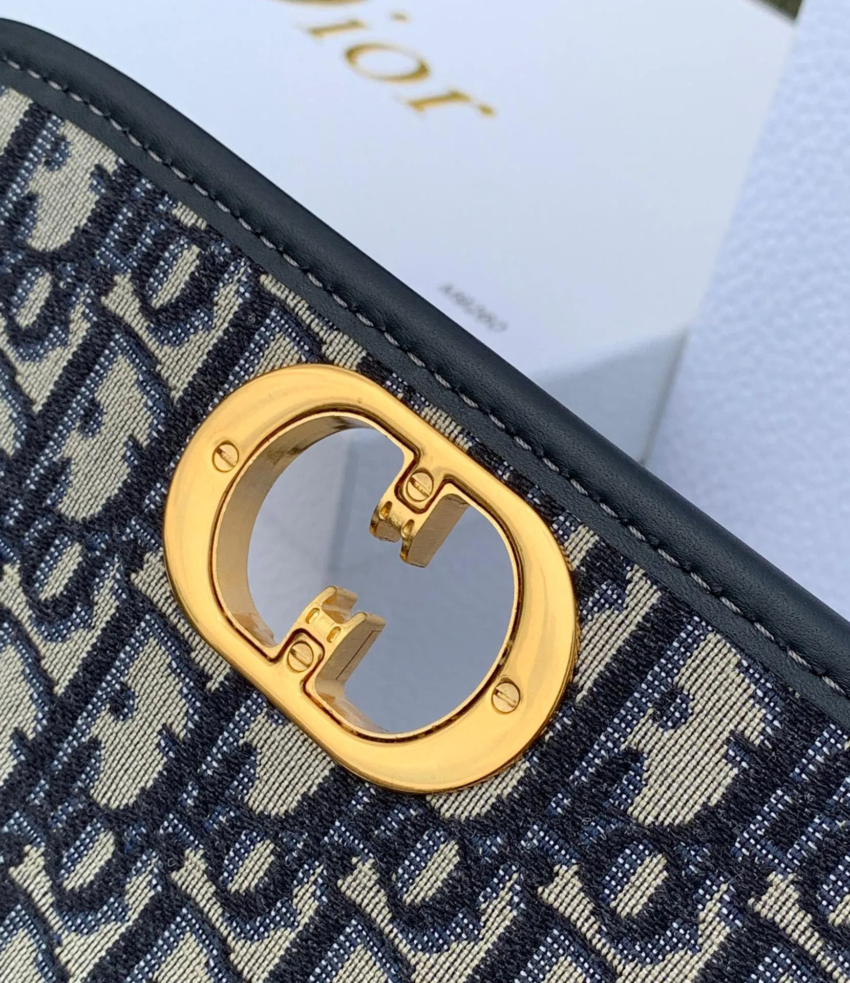 Top upgraded version💰1500 size 22.5✖️12.5✖️6.5 Dior 30Montaigne Avenue Armpit chain bag, the latest model in 2023, this bag can not only be used as an armpit bag, but also can be carried on the shoulder or cross-body. The retro chain interprets a multi-faceted style. The overall bag has a chilled silhouette and smart curves to outline contemporary fashion. The CD connector of the chain part uses an enamel buckle, which can be said to be exquisite. This bag not only has sufficient capacity, but also has good looks. It can be paired with a silk scarf to slightly enhance your temperament and taste!