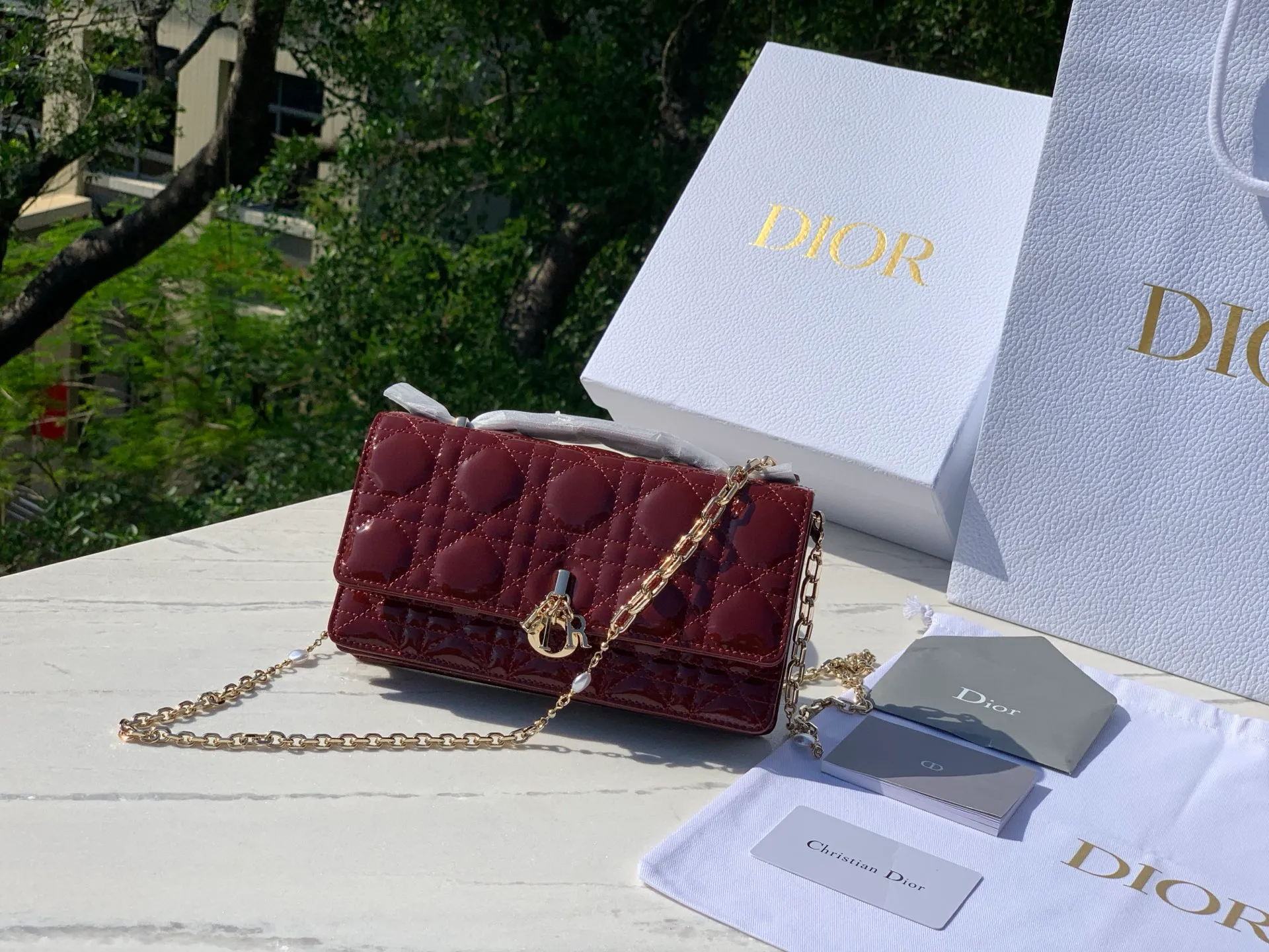 Top upgraded version 💰1760 Size: 21 x 11.5 x 4.5cm Lady Dior Woc handle pearl chain bag, new style for spring and summer, carefully made of patent leather, decorated with rattan pattern, clamshell design with D.I.O.R. charm to enhance the style. The practical style has multiple compartments and card slots to store a variety of daily essentials, making it an ideal companion for day and evening wear. Carry by hand or cross-body with top handle and detachable chain embellished with resin beads.