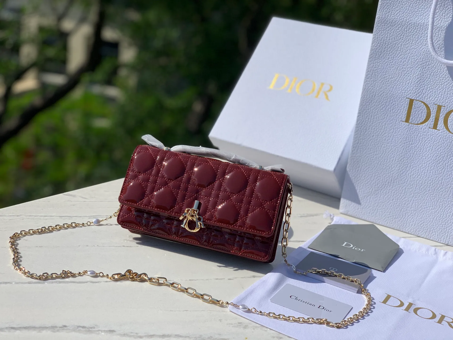 Top upgraded version 💰1760 Size: 21 x 11.5 x 4.5cm Lady Dior Woc handle pearl chain bag, new style for spring and summer, carefully made of patent leather, decorated with rattan pattern, clamshell design with D.I.O.R. charm to enhance the style. The practical style has multiple compartments and card slots to store a variety of daily essentials, making it an ideal companion for day and evening wear. Carry by hand or cross-body with top handle and detachable chain embellished with resin beads.