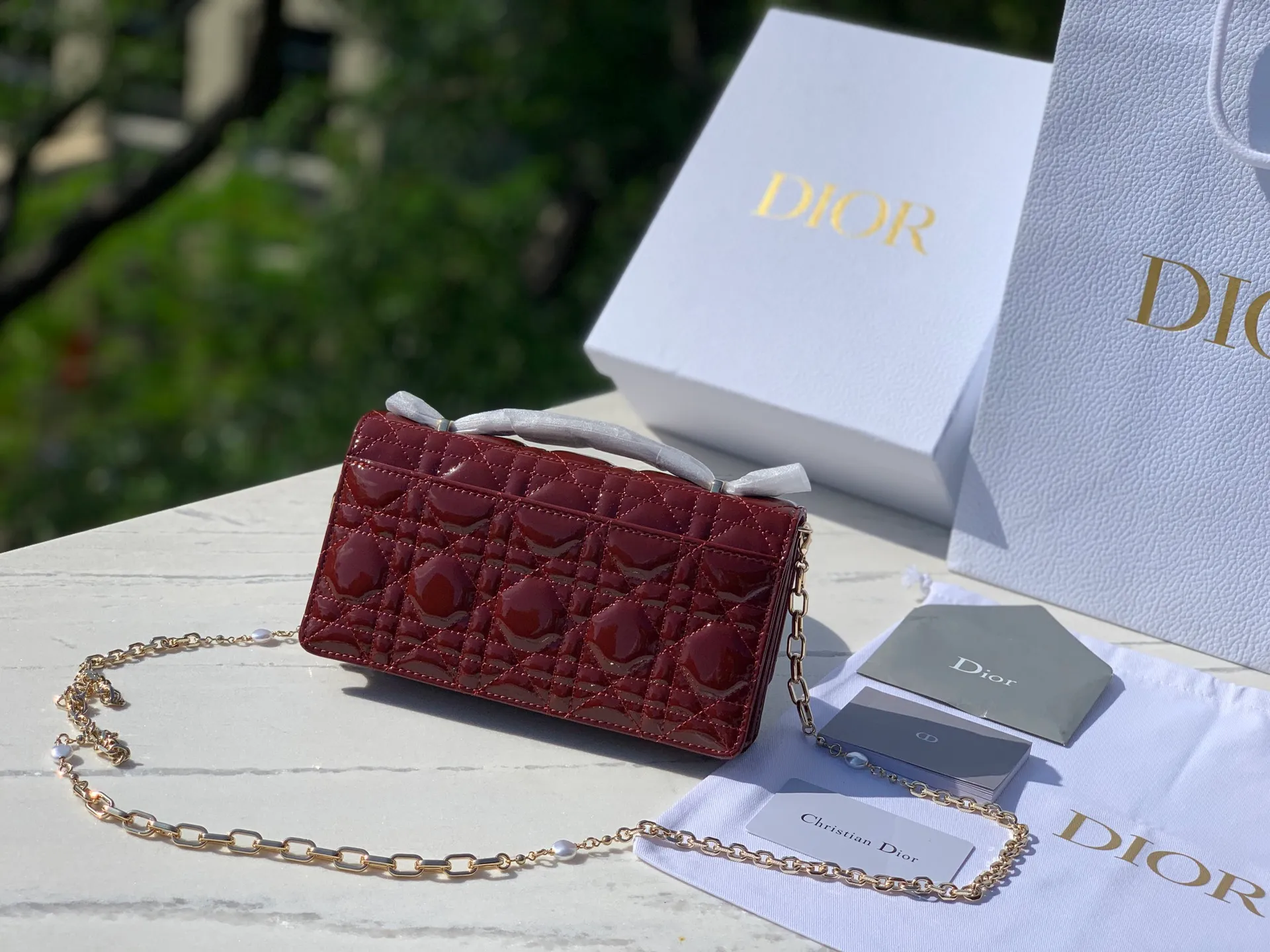Top upgraded version 💰1760 Size: 21 x 11.5 x 4.5cm Lady Dior Woc handle pearl chain bag, new style for spring and summer, carefully made of patent leather, decorated with rattan pattern, clamshell design with D.I.O.R. charm to enhance the style. The practical style has multiple compartments and card slots to store a variety of daily essentials, making it an ideal companion for day and evening wear. Carry by hand or cross-body with top handle and detachable chain embellished with resin beads.