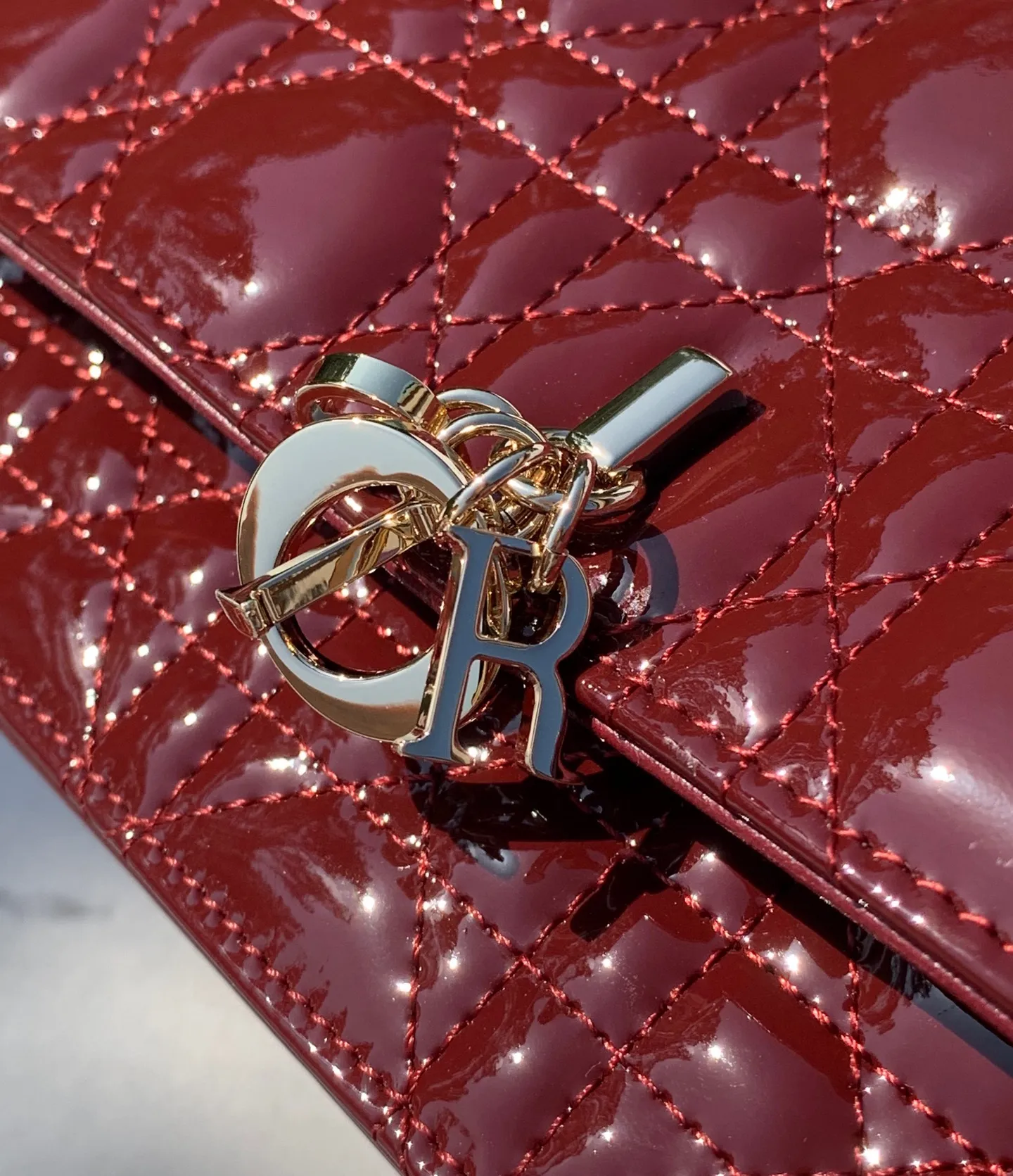 Top upgraded version 💰1760 Size: 21 x 11.5 x 4.5cm Lady Dior Woc handle pearl chain bag, new style for spring and summer, carefully made of patent leather, decorated with rattan pattern, clamshell design with D.I.O.R. charm to enhance the style. The practical style has multiple compartments and card slots to store a variety of daily essentials, making it an ideal companion for day and evening wear. Carry by hand or cross-body with top handle and detachable chain embellished with resin beads.