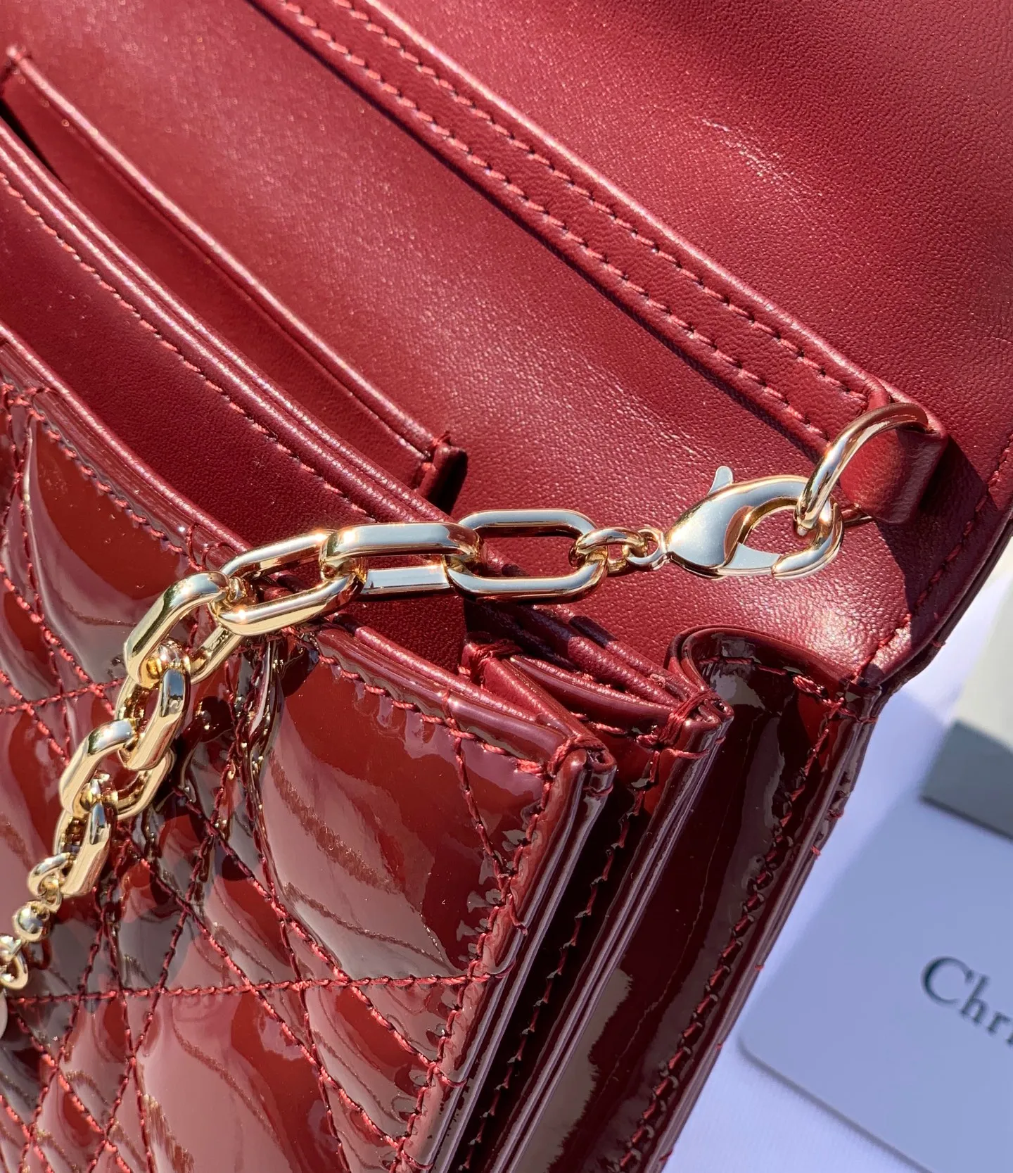 Top upgraded version 💰1760 Size: 21 x 11.5 x 4.5cm Lady Dior Woc handle pearl chain bag, new style for spring and summer, carefully made of patent leather, decorated with rattan pattern, clamshell design with D.I.O.R. charm to enhance the style. The practical style has multiple compartments and card slots to store a variety of daily essentials, making it an ideal companion for day and evening wear. Carry by hand or cross-body with top handle and detachable chain embellished with resin beads.