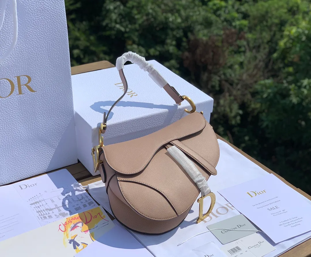 Top upgraded version 💰1700 Size 25.5-20-6.5cm [Milk Tea Color] Overseas channel, Dior The all-leather saddle bag is a timeless classic. The unique shape is eye-catching. The gentle milk tea color is the first choice of many girls. It is 100% made of imported pebbled grain calfskin. It is easier to maintain the silhouette than the smooth leather surface previously released. The leather is soft and delicate, with clear grain lines, good gloss, and durability. I feel that this bag will explode every time it is shipped. 🔥