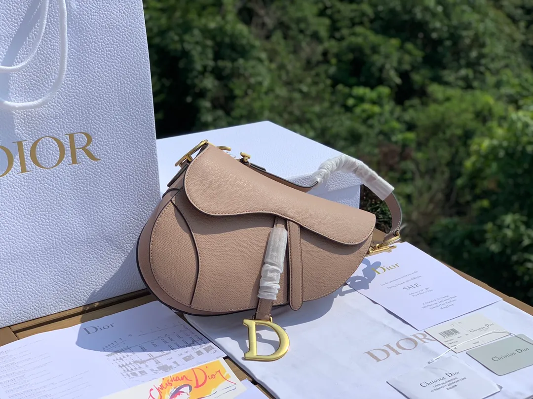 Top upgraded version 💰1700 Size 25.5-20-6.5cm [Milk Tea Color] Overseas channel, Dior The all-leather saddle bag is a timeless classic. The unique shape is eye-catching. The gentle milk tea color is the first choice of many girls. It is 100% made of imported pebbled grain calfskin. It is easier to maintain the silhouette than the smooth leather surface previously released. The leather is soft and delicate, with clear grain lines, good gloss, and durability. I feel that this bag will explode every time it is shipped. 🔥