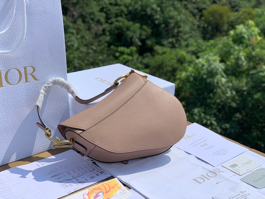 Top upgraded version 💰1700 Size 25.5-20-6.5cm [Milk Tea Color] Overseas channel, Dior The all-leather saddle bag is a timeless classic. The unique shape is eye-catching. The gentle milk tea color is the first choice of many girls. It is 100% made of imported pebbled grain calfskin. It is easier to maintain the silhouette than the smooth leather surface previously released. The leather is soft and delicate, with clear grain lines, good gloss, and durability. I feel that this bag will explode every time it is shipped. 🔥