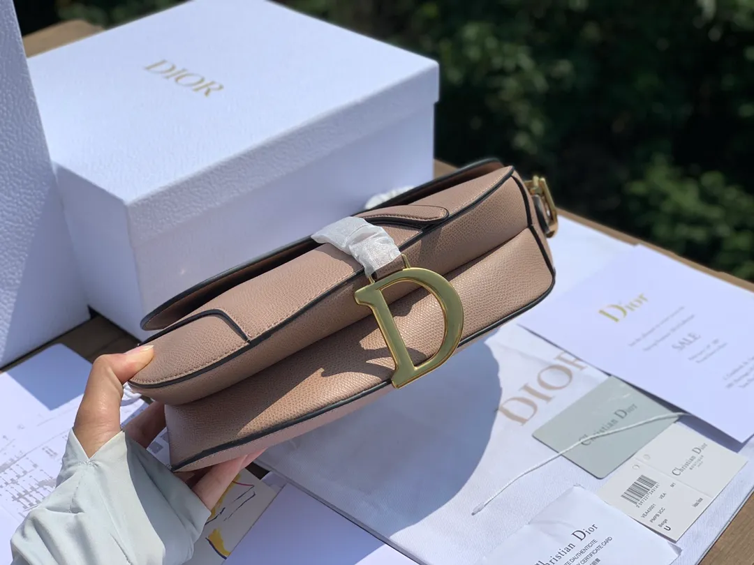 Top upgraded version 💰1700 Size 25.5-20-6.5cm [Milk Tea Color] Overseas channel, Dior The all-leather saddle bag is a timeless classic. The unique shape is eye-catching. The gentle milk tea color is the first choice of many girls. It is 100% made of imported pebbled grain calfskin. It is easier to maintain the silhouette than the smooth leather surface previously released. The leather is soft and delicate, with clear grain lines, good gloss, and durability. I feel that this bag will explode every time it is shipped. 🔥